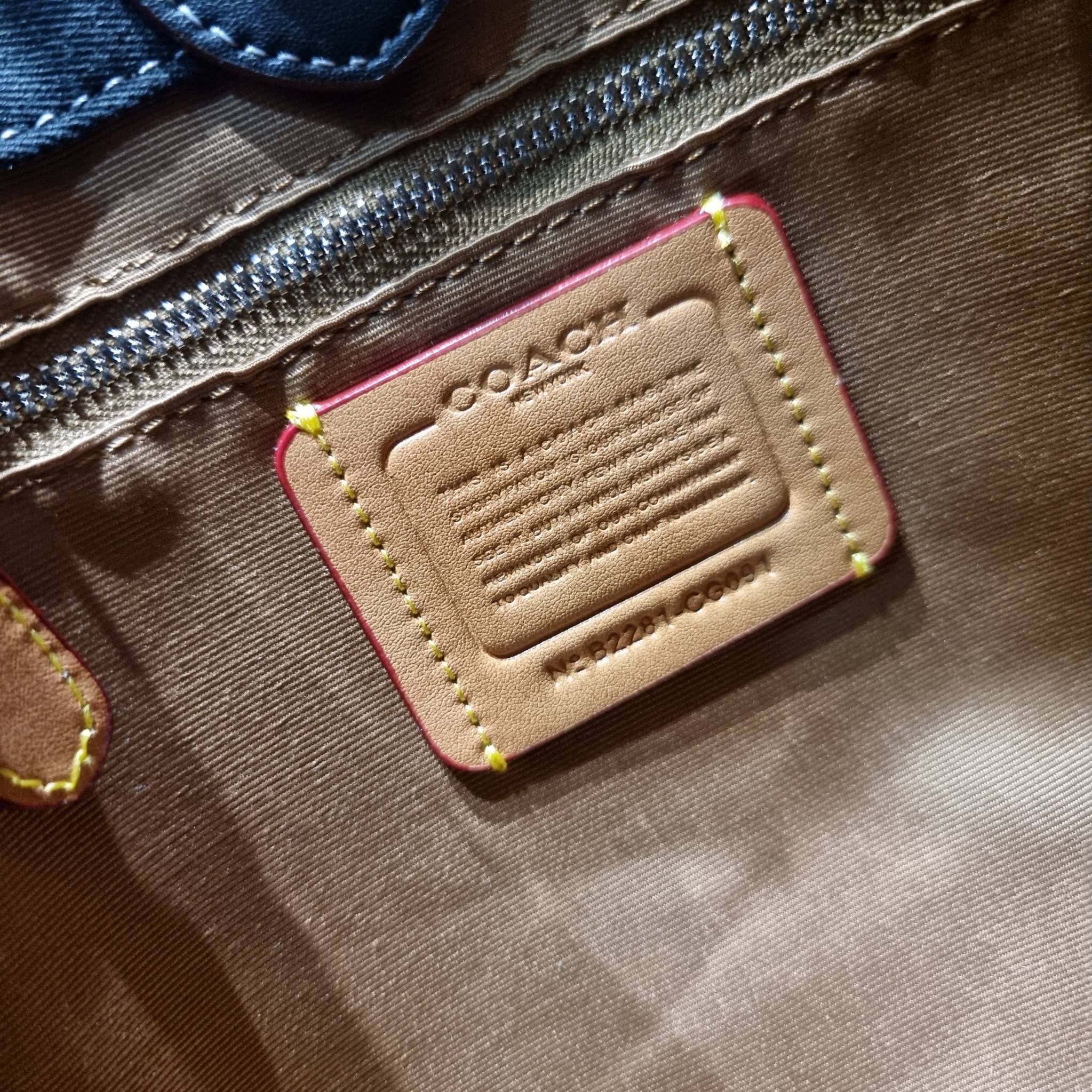 COACH CG091 FIELD TOTE 22 IN SIGNATURE DENIM คอลเลคชั่นใหม่ สีหายาก กับกระเป๋าทรงโท้ท ไซส์กำลังสวย ดีเทลปั๊มผิวเต็มใบ ดูดี มี texture