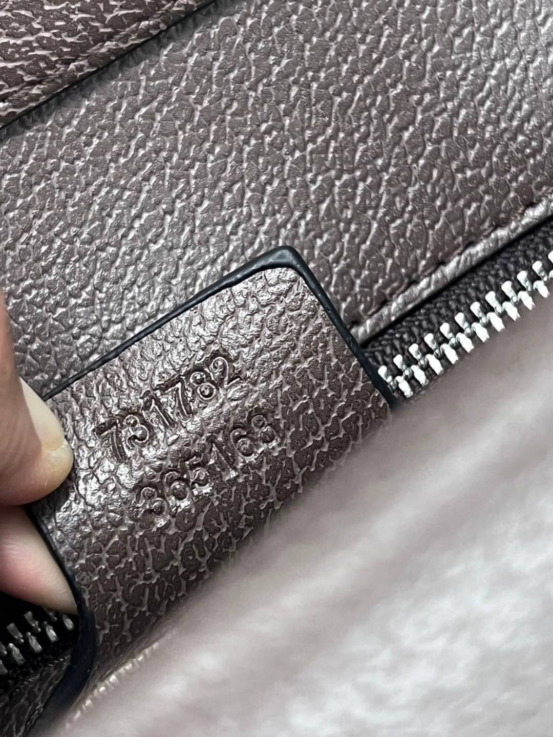 GUCCI Dionysus GG small shoulder bag ฮอตสุดไม่มีใครเกิน รุ่นใหม่ล่าสุดพร้อมสายสะพายสปอร์ต กับกระเป๋าสะพายรุ่นที่สาวๆต้องไม่พลาด!! ดึงดูดและสะกดสายตาด้วยอะไหล่ดีเทลหรู ทนทาน ดูแลรักษาง่าย ภายในสวยงาม และแบ่งสัดส่วนลงตัวมากๆ ใส่ของสำคัญได้สบาย พร้อมเสิร์ฟให