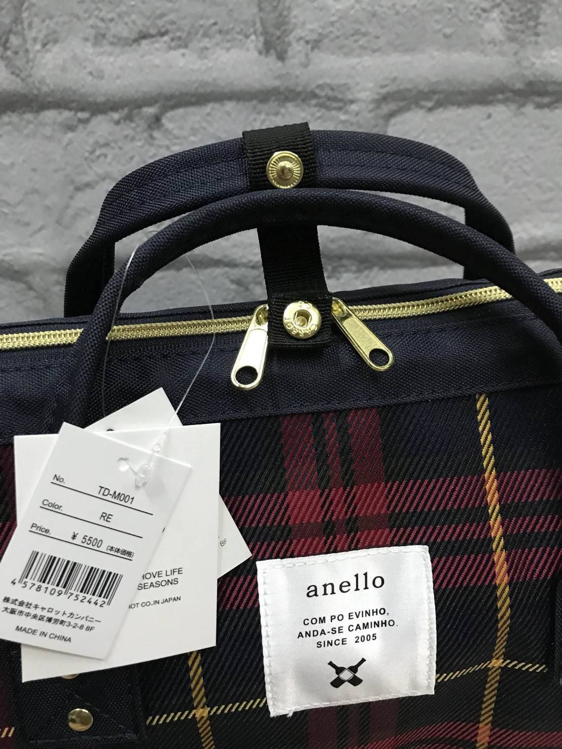 Anello Scottish Canvas Rucksack รุ่นใหม่ชนช้อปญี่ปุ่นกันไปเลยคร้า !!! เป้ขนาดไซส์ Classic วัสดุ ผ้าแคนวาส มีช่องซิปด้านหน้า มีช่องเก็บของด้านข้างทั้งสองด้าน ที่หูจับมีตัวล้อค มีโครงที่ปากกระเป๋า มีซิปด้านหลังเพื่อหยิบจับของภายในด้านหน้าผ้าลายสก็อต ลงตัวกั