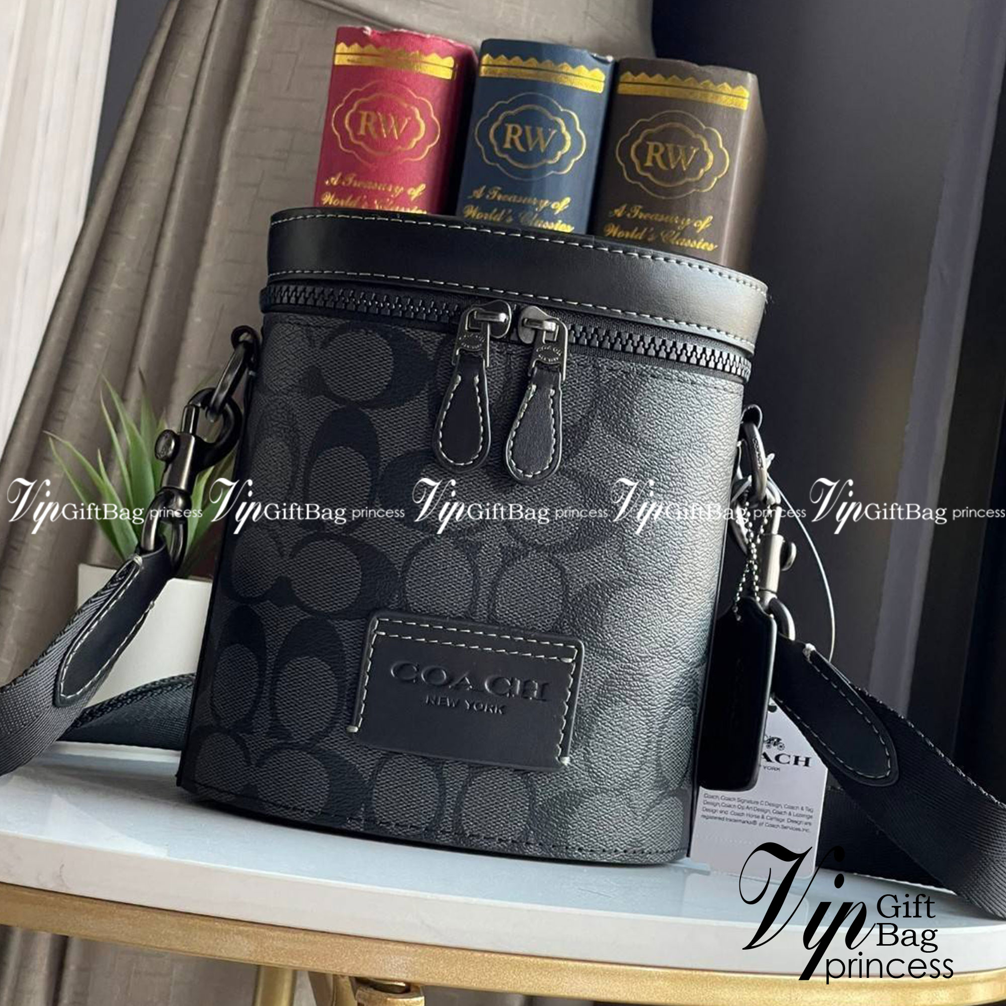 Coach Barrel Crossbody In Signature Canvas C9843 กระเป๋าถือสุดชิคตามแบบฉบับของ Coach ใบนี้หยิบมาแมตช์กับเสื้อผ้าได้ง่ายมาก ใช้งานได้แบบยูนิเซท ทั้งชายและหญิง เพราะมีดีไซน์ที่เรียบเก๋