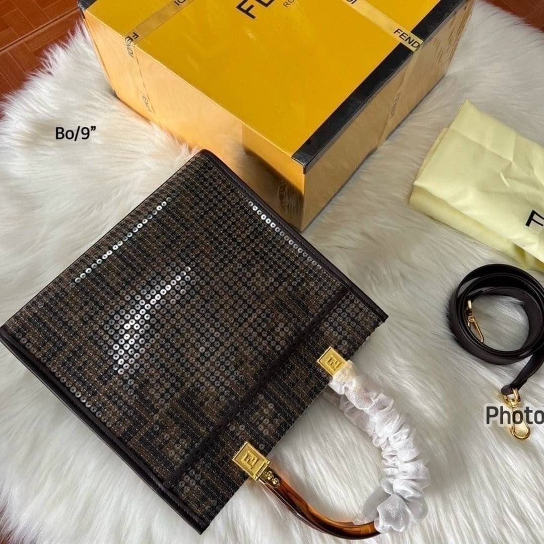 FENDI Sunshine Tote Sequins Shopper Bag กระเป๋าทรงโท้ทปักเลื่อมแวววาวเต็มใบ รุ่นใหม่สวยหรู ทรงตั้งสวยอยู่ทรง สวยหรูดูแพง ภายในโล่งกว้าง ใบขนาดกำลังสวยใช้งานง่าย สะดวกสุดๆ ใบจริงการันตีสวยเกินเบอร์!! ไม่ผิดหวังจ้า