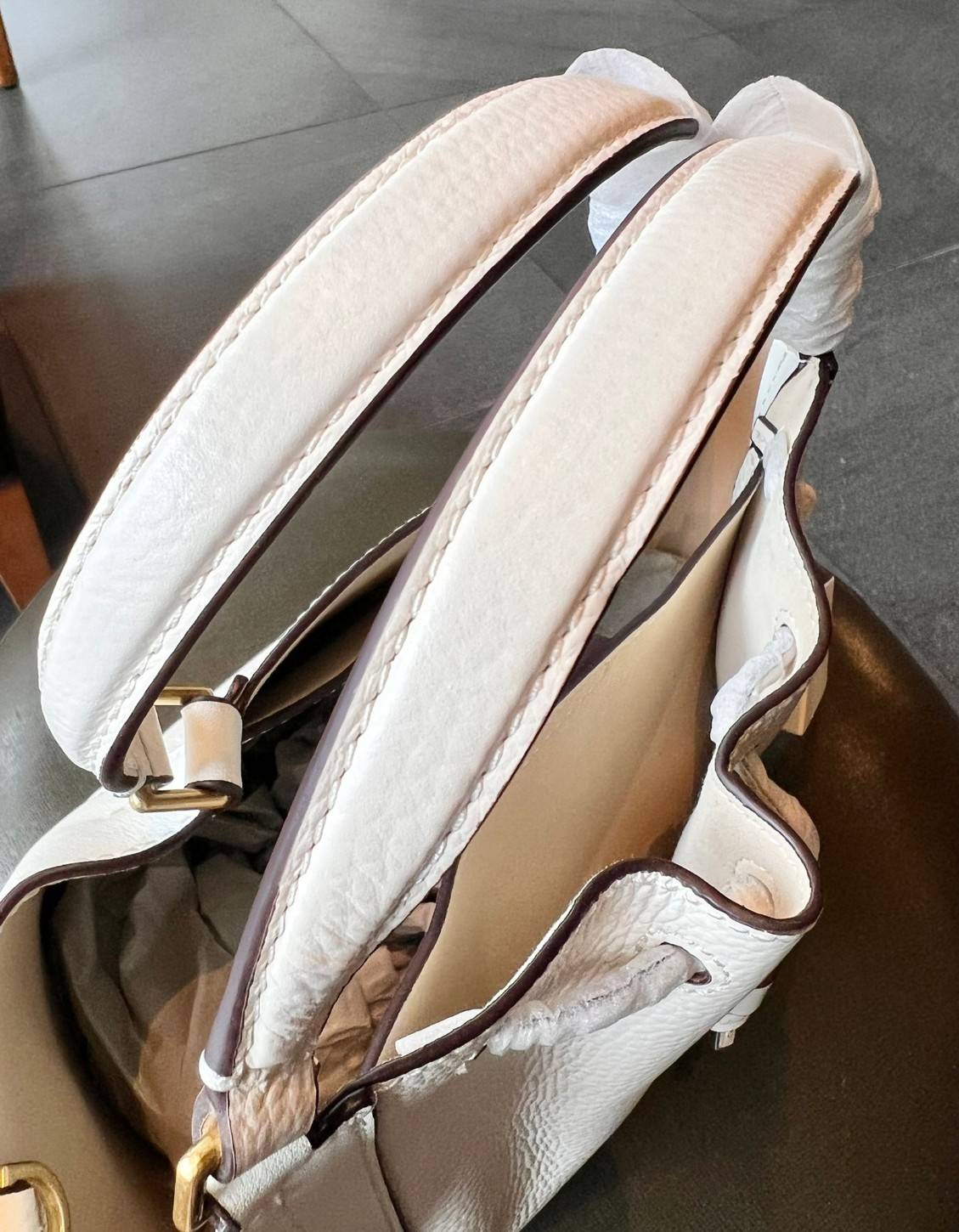 TORY BURCH MCGRAW DRAGONFLY MINI SATCHEL ((90474)) พร้อมส่งที่ไทย แนะนำต้องมีติดตัว สวยมากๆ! กระเป๋าหิ้วหรือสะพายข้างได้ หนังแกะนิ่มสวย อย่างดีเลยค่ะ ดีเทลด้านหน้าแบบหูรูด ปากกระเป๋าเปิดปิดแบบกระดุมแปลก ภายในโล่งกว้าง ใส่ของได้ครบครันหายห่วงค่ะ; มีช่องให้