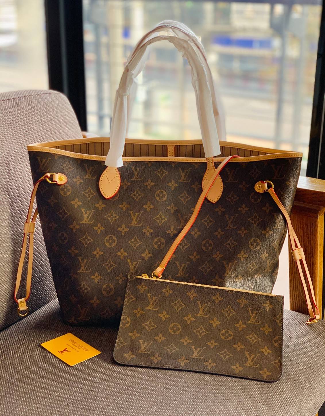 VIP 】LOUIS VUITTON NEVERFULL MM พร้อมส่ง มาพร้อมใบลูก สุดคุ้มค่าา❗️ กระเป๋าหิ้ว//คล้องไหล่ ใบใหญ่ ทรงสุดฮิตจาก LV premium gift เคาเตอร์ ตปท. หนังแท้ นิ่มลายLV ทั้งใบสวยงามค่ะ ปากกระเป๋ามีตัวคล้อง ภายในกระเป๋กว้างมากๆ สาวๆที่สัมภาระเยอะหายห่วงเลยค่ะ