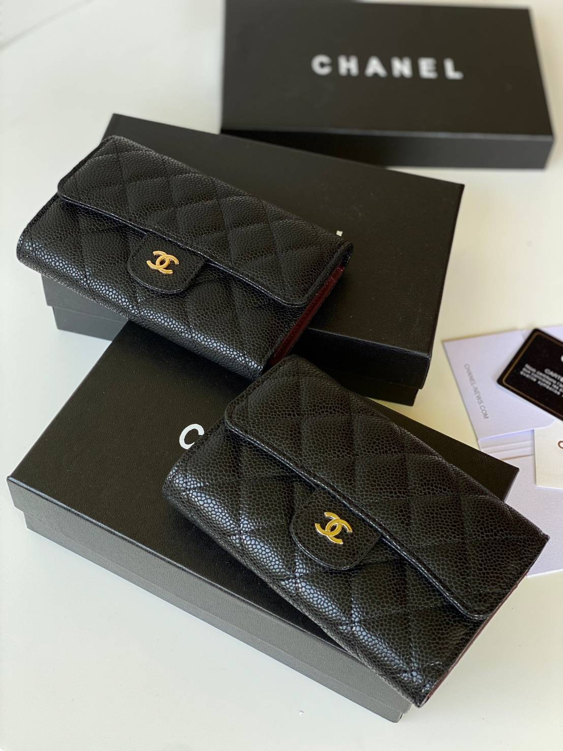 หนังแท้ CHANEL WALLET รุ่นยอดนิยมไอเท็มฮิตวัสดุหนังคาเวียร์สวยคลาสสิคเปิดปิดด้วยฝาปิดกระดุมด้านหน้ามีโลโก้แบรนด์อะไหล่ทอง/เงินสวยหรู ภายในสีแดงเบอกันดี้ มีช่องซิปด้านในเรียกว่าใบเดียวจบ เป็นใบยอดนิยมของสาวๆ เลยค่าา พร้อมส่งที่ไทยไม่ต้องรอพรีฯ สาวก Chanel 