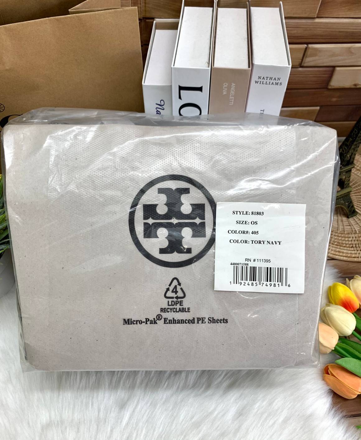 OUTLET 】Tory Burch T Monogram Jacquard Tote Bag ใบใหญ่ใส่จุมากค่ะสาวๆ! พร้อมส่ง! กระเป๋าที่สามารถใช้ได้กับทุกๆวัน วัสดุJacquard+หนัง ได้ลงตัว สวยงามค่ะ ปากกระเป๋าแบบหูรูด ที่จับอะไหล่แบรนด์สวย ภายในกระเป๋ากว้างมากๆ สาวๆที่สัมภาระเยอะนี่หายห่วงไปเลยค่ะ มีช