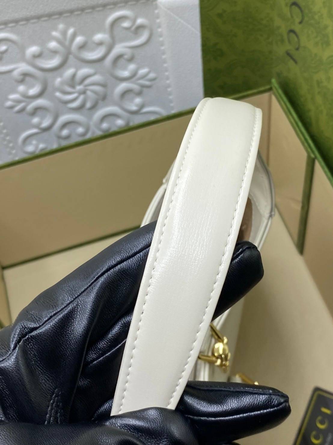 VIP GIFTbag 】หนังแท้ GUCCI Jackie 1961 mini shoulder bag กระเป่ารุ่นฮิตจาก Gucci ต้องบอกเลยว่าสำหรับสาวๆหลายคนนั้น ที่ชื่อชอบ หรือเป็นสาวกกลับแบรนด์อย่าง Gucci ต้องบอกเลยนะว่าสำหรับรุ่นนี้ห้ามพลาดไปทีเดียว บอกว่าได้เป็นตำนานควาวินเทจได้อย่างดี โดยขนาดของต