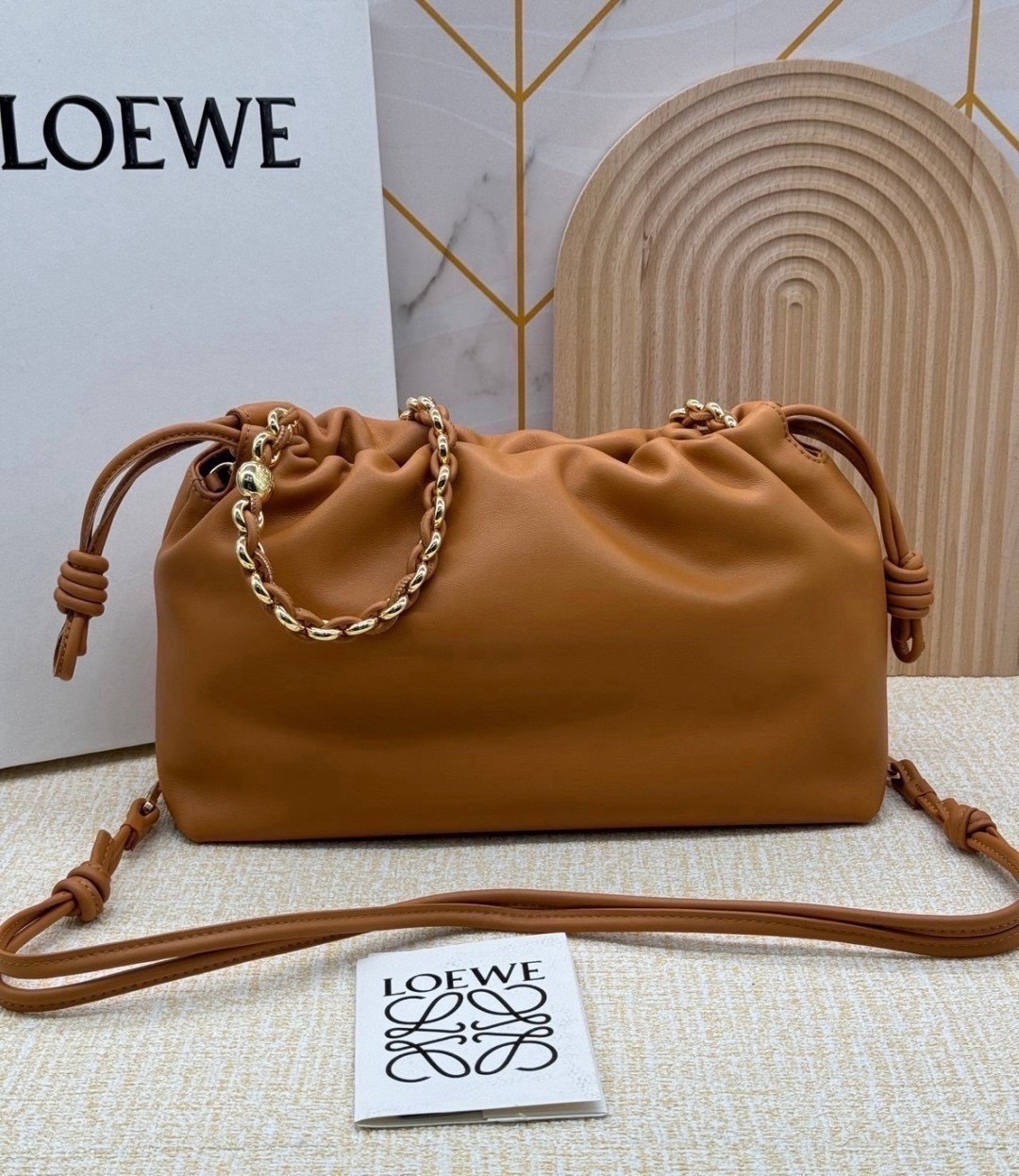 ORI หนังแท้ | Medium Loewe Flamenco purse in mellow nappa leather 30cm กระเป๋าสะพายทรงคลัช เรียบหรูดูแพง เรียบง่ายใช้งานสะดวก หนังแนปป้าให้สัมผัสนุ่มสบายผิว มาพร้อมสายสะพายร้อยห่วงหรูหรา