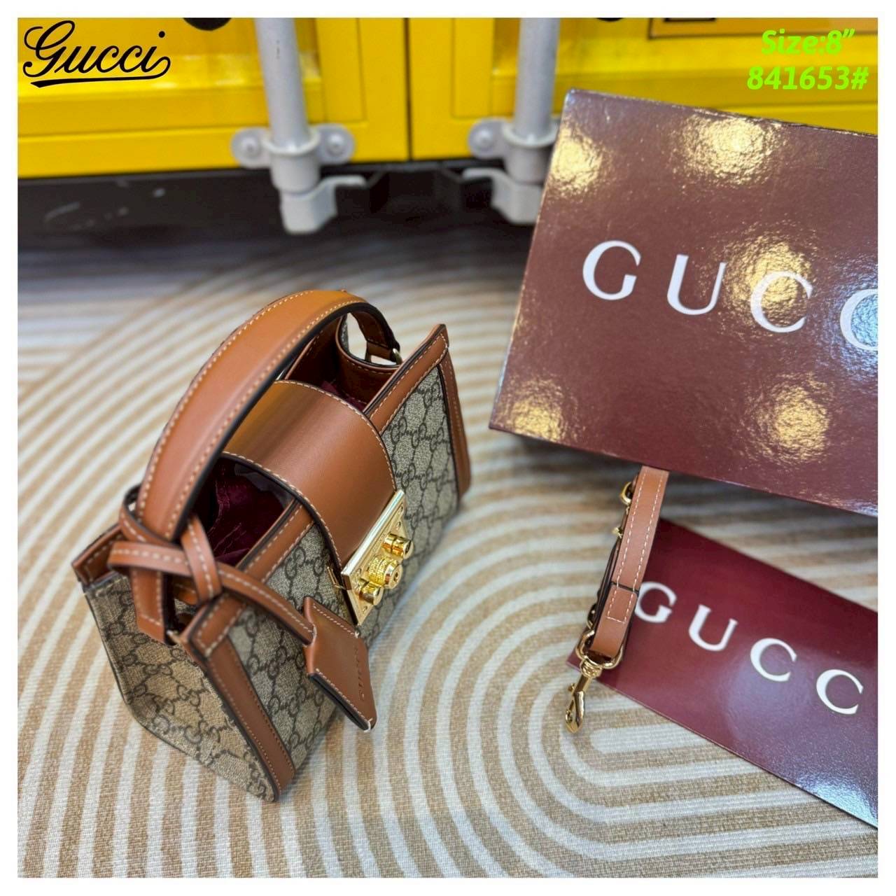 Gucci Padlock small top handle bag กระเป๋าสะพายใบไซส์มินิพร้อมหูจับ ในคอลเล็กชั่น Pre-Fall 2025 แพดล็อกนำเสนอรูปทรงในแบบร่วมสมัยที่สวมใส่ได้หลากหลายสไตล์ ชวนให้นึกถึงลวดลายอันเป็นเอกลักษณ์ของแบรนด์