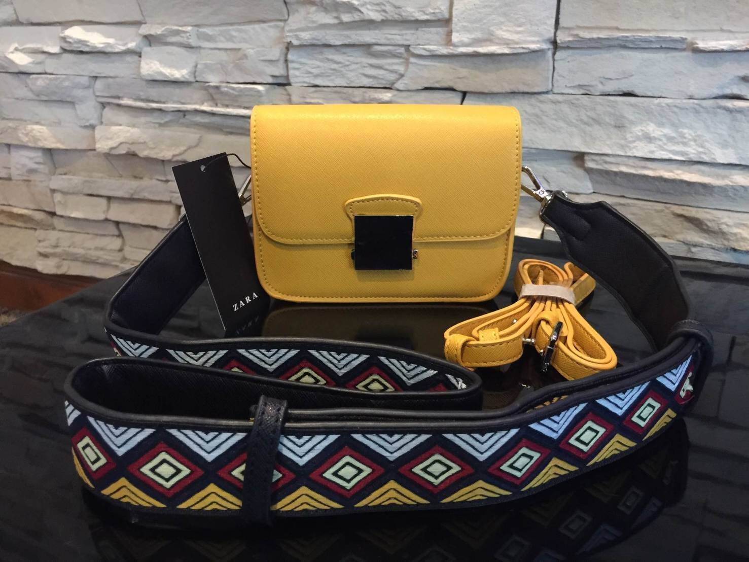 Don't Miss! Best Seller! ZARA CROSSBODY WITH 2STRAPS กระเป๋าถือหรือสะพายทรงคลัชรุ่นยอดนิยมวัสดุหนัง Saffiano อยู่ทรงสวยหรูสไตล์ PRADA แข็งแรงทนทาน ดีไซน์เก๋ไม่ซ้ำใคร เปิดปิดด้วยตัวล๊อคเอกลักษณ์ของ ZARA ภายในมีโลโก้ สามารถใส่มือถือ iphone7+ ได้ โดดเด่