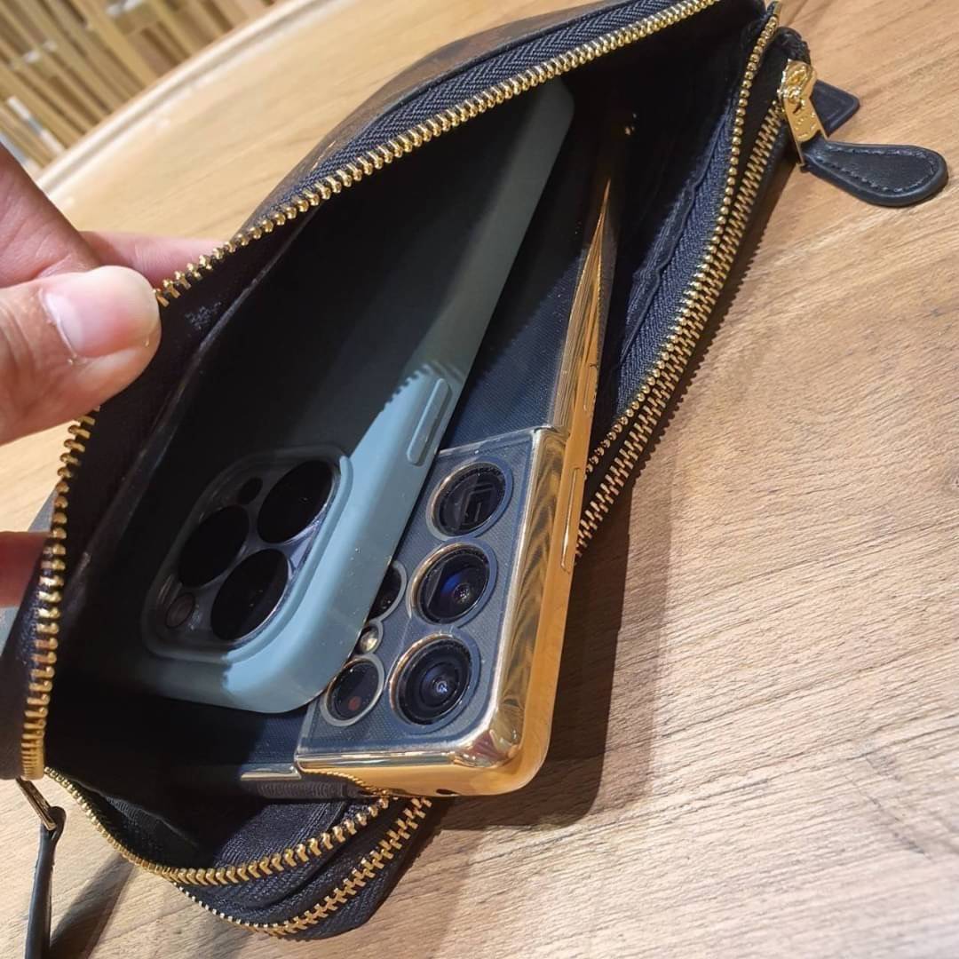 COACH F54057 DOUBLE ZIP WALLET IN SIGNATURE กระเป๋าคล้องมือ size L ใบนี้ใส่มือถือได้ทุกรุ่น ขนาดกำลังดี พกพาสะดวกมากๆ วัสดุหนังสังเคราะห์ ภายในเป็นผ้าสีสวยคม ใส่ธนบัตร ใส่บัตรได้เยอะ ใส่มือถือได้สบายๆทุกรุ่น ตอบโจทย์สาวๆที่ไม่ชอบพกเยอะวุ่นวายจ้า ใบนี้เอาอ