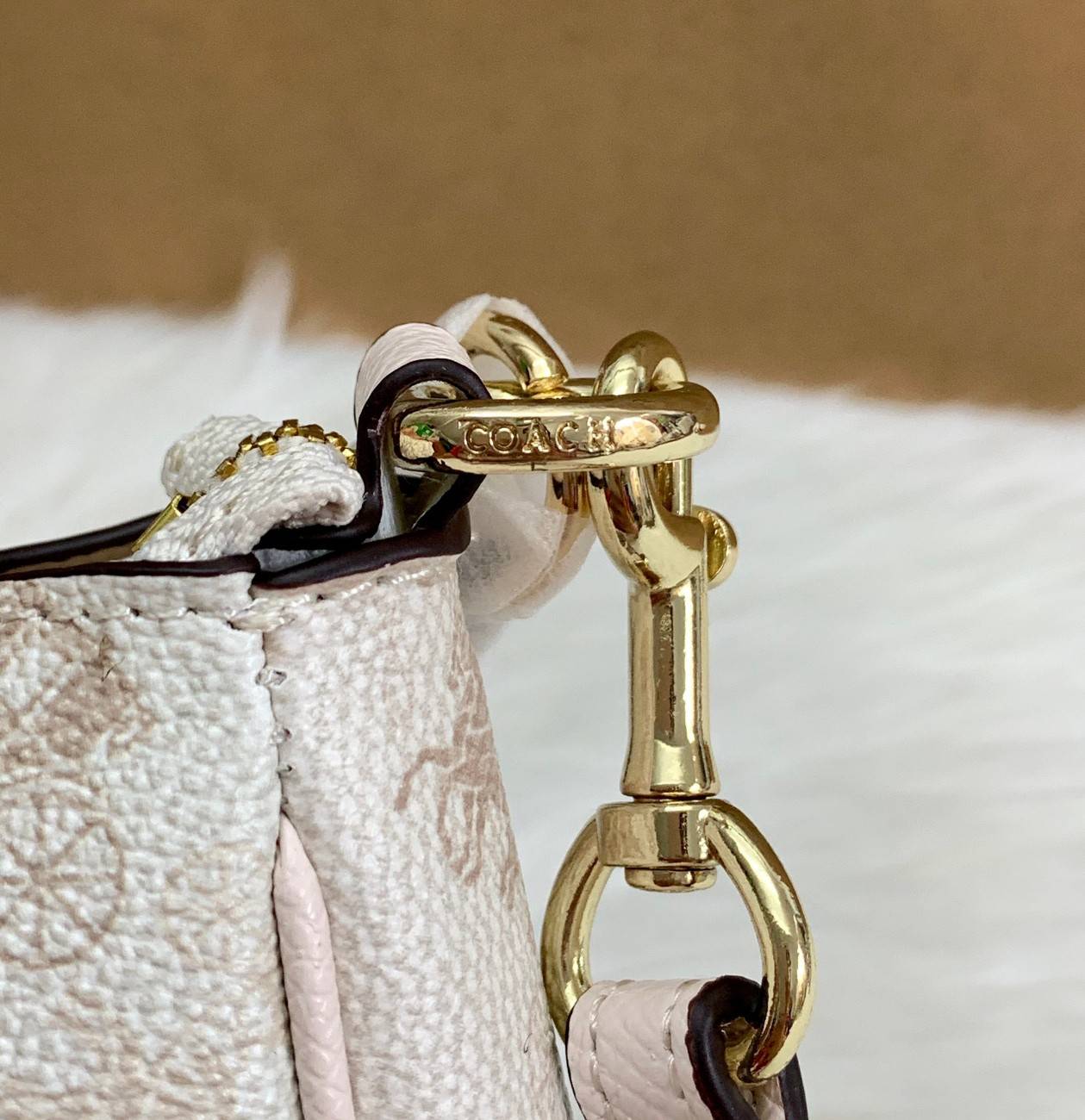 COACH POUCH HORSE AND CARRIAGE PRINT ((36674)) รุ่นแนะนำ ได้ไปไม่ผิดหวังแน่นอนค่ะ! กระเป๋าหิ้ว//สะพายไหล่//สะพายข้างได้ วัสดุ pvc นิ่มอย่างดี ลายรถม้าทั้งใบ สวยงามค่ะ เปิดปิดกระเป๋าแบบซิป ภายในสามารถใส่กระเป๋าเงินใบยาวได้;ของจำเป็นได้ครบค่ะ มีช่องเล็กให้ใ