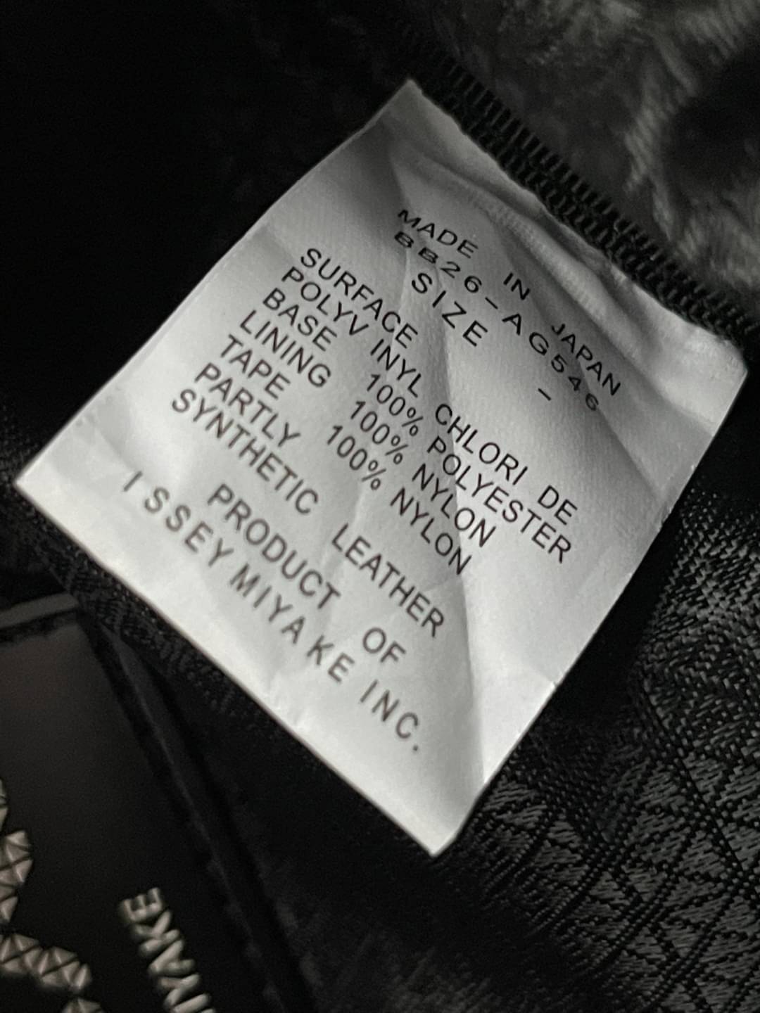 Baobao Issey Miyake Prism Kangaroo crossbody bag กระเป๋าสะพาย Crossbody รูปทรงสี่เหลี่ยมผืนผ้า ไซส์กำลังพอดี เห็นแบบนี้บอกเลยว่าใส่ของสำคัญได้แบบครบถ้วน ไม่ว่าจะเป็นโทรศัพท์ กระเป๋าตังค์ หรือพาวเวอร์แบงค์ จัดเป็นอีกหนึ่งรุ่นที่น่ารัก สายสะพายปรับได้ตามควา