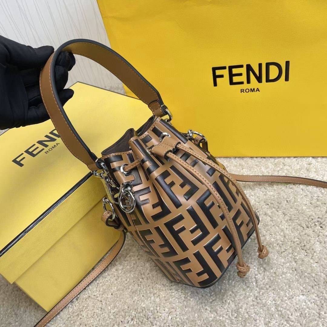 หนังแท้ 】Ori Fendi MonTresor mini Bucket Bag กระเป๋าถือหรือสะพายข้าง วัสดุหนังแท้ทรงขนมจีบ ลายแบรนด์ อะไหล่ทองหรูหรา จุของได้เยอะ น้ำหนักเบา ตั้งอยู่ทรง ด้านในโล่ง มี2สาย สายสั้น+ยาว ถอดสายได้ Crossbody ได้ สายยาวปรับระดับได้ คุ้มสุดๆ ใบนี้ไม่ควรพลาดค่ะ ด
