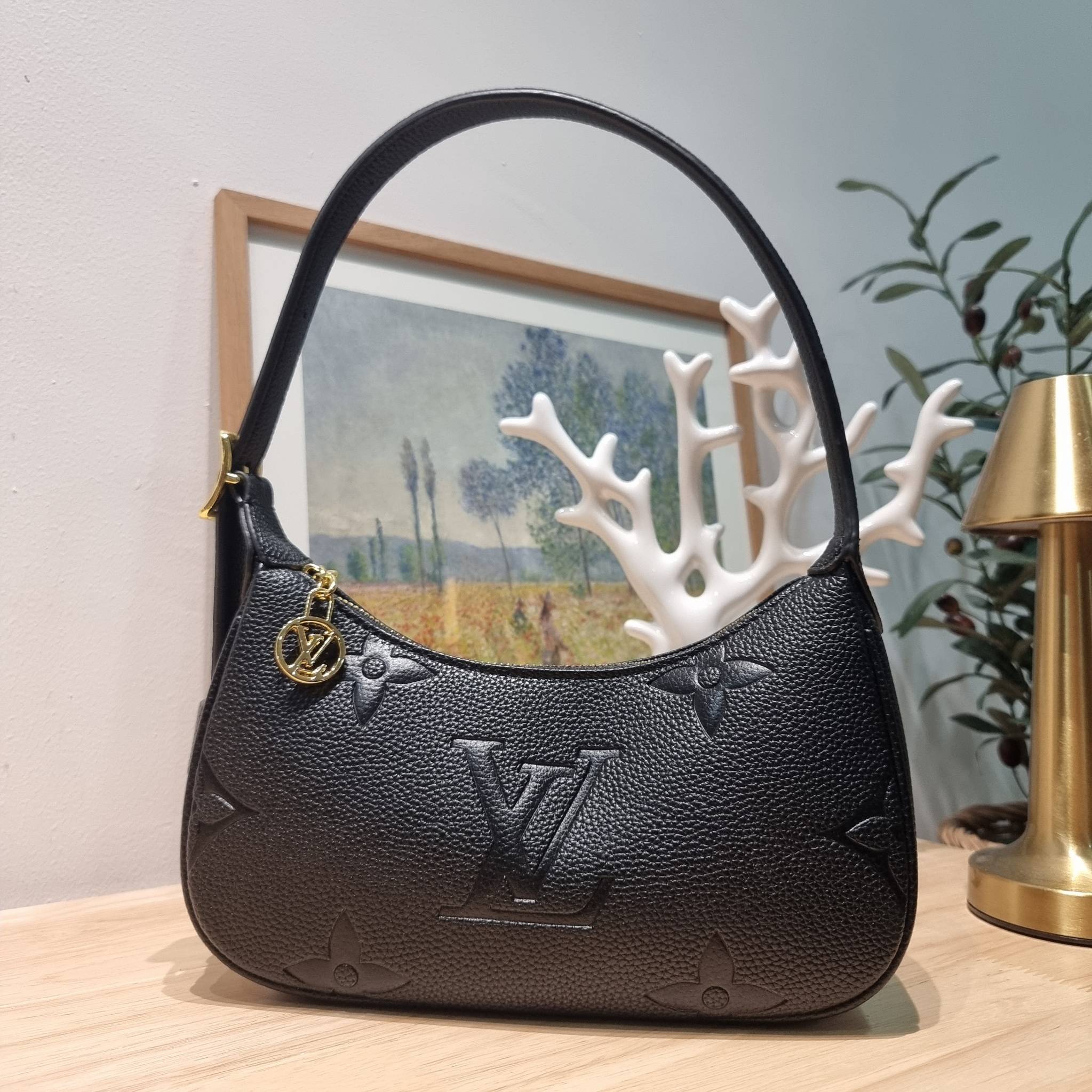 LV Mini Moon Monogram Empreinte Leather ใหม่ล่าสุด สวยสับ สวยตัวแม่ ไอเท็มเก๋ๆ ใบเดียวก็เลิศ กับกระเป๋าสะพายทรงพอช ขนาดกำลังน่ารัก พกพาง่าย รูดใช้งานสะดวกด้วยซิป ภายในเป็นช่องโล่ง มีช่องซิป ส่วนสายสะพายปรับสั้นยาวได้ตามเหมาะสม ดูดี ดูแพงทุกสี