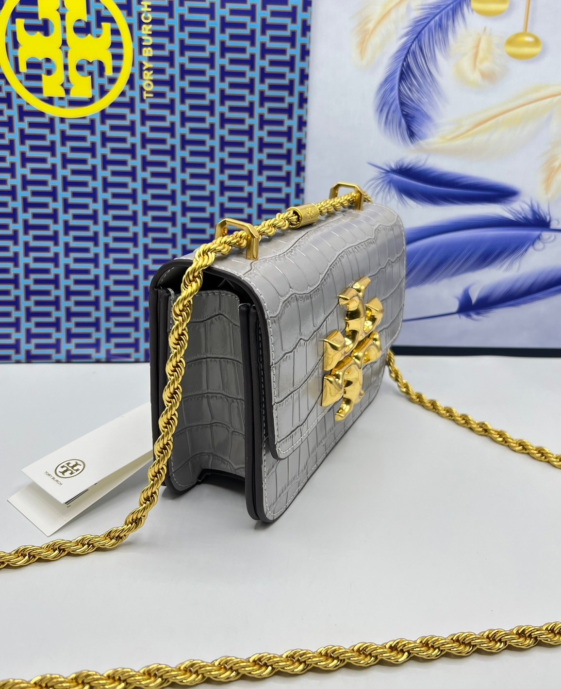 6 สี Tory Burch Croc Eleanor Small Bag / TORY BURCH ELEANOR CROC EMBOSSED LEATHER กระเป๋าสะพายหนังพิมพ์ลายจระเข้ ดีไซน์หรูหรา โด่นเด่นด้วยโลโก้แบรนด์อะไหล่ด้านหน้า และสายสะพายโลหะสีทอง