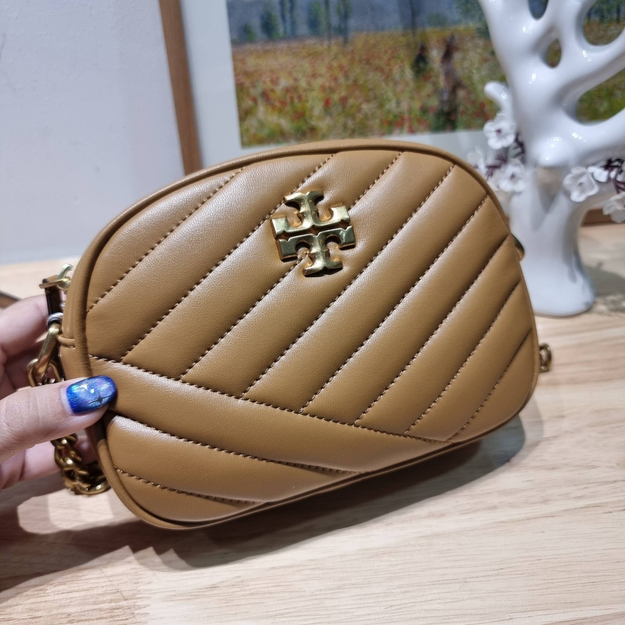 TORY BURCH KIRA CHEVRON SMALL CAMERA BAG / TORY CAMERA BAG / TORY BAG พร้อมส่ง 4 สี กระเป๋าสะพายทรงกล้อง ขนาดกะทัดรัด ไซส์สะพายคล่องตัว ดูหรู ลูกคุณหนู