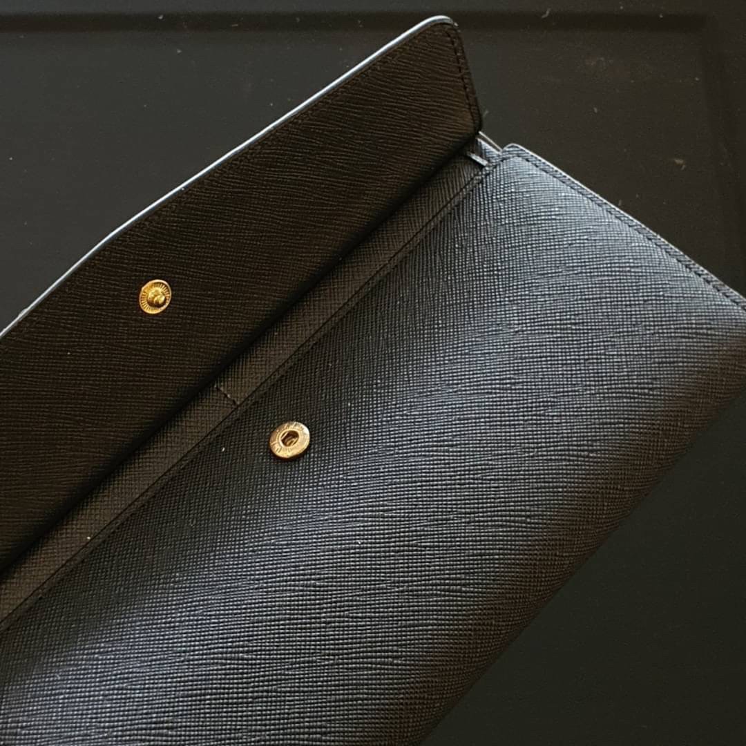 PRADA LONG WALLET กระเป๋าสตางค์รับทรัพย์ ทรงหรู จากแบรนด์ PRADA ลายหนัง SAFFIANO มีช่องใส่บัตร ถึง 12 ช่อง และช่องซิปใส่ของจุกจิกได้ น้ำหนักเบา จับถนัดมือ ขนาดกำลังดีคะ ถือแล้วดูดี อะไหล่ทองสุดหรู ใช้แล้วสวยแน่นอนค้า