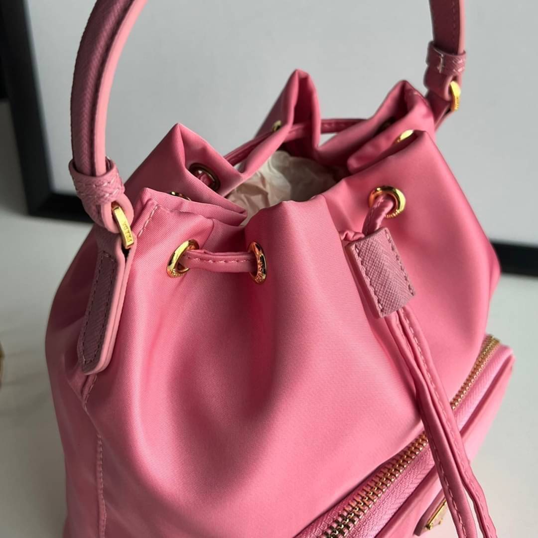 Prada Duet Re-Nylon Bucket shoulder bag / Prada Nylon bucket bag Pastel เกรดใช้สลับใบจริง ออริจินอล ใช้งานต่างประเทศได้ น้องสาวสุดสวยมาให้จับจองอีกหนึ่ง สีพาสเทลน่ารักละมุนมากๆ ค่ะ กระเป๋าสะพายข้าง ทรงขนมจีบ ไซส์มินิ ขนาดน่ารักน่าใช้มาก วัสดุขอบหนังแท้ แล