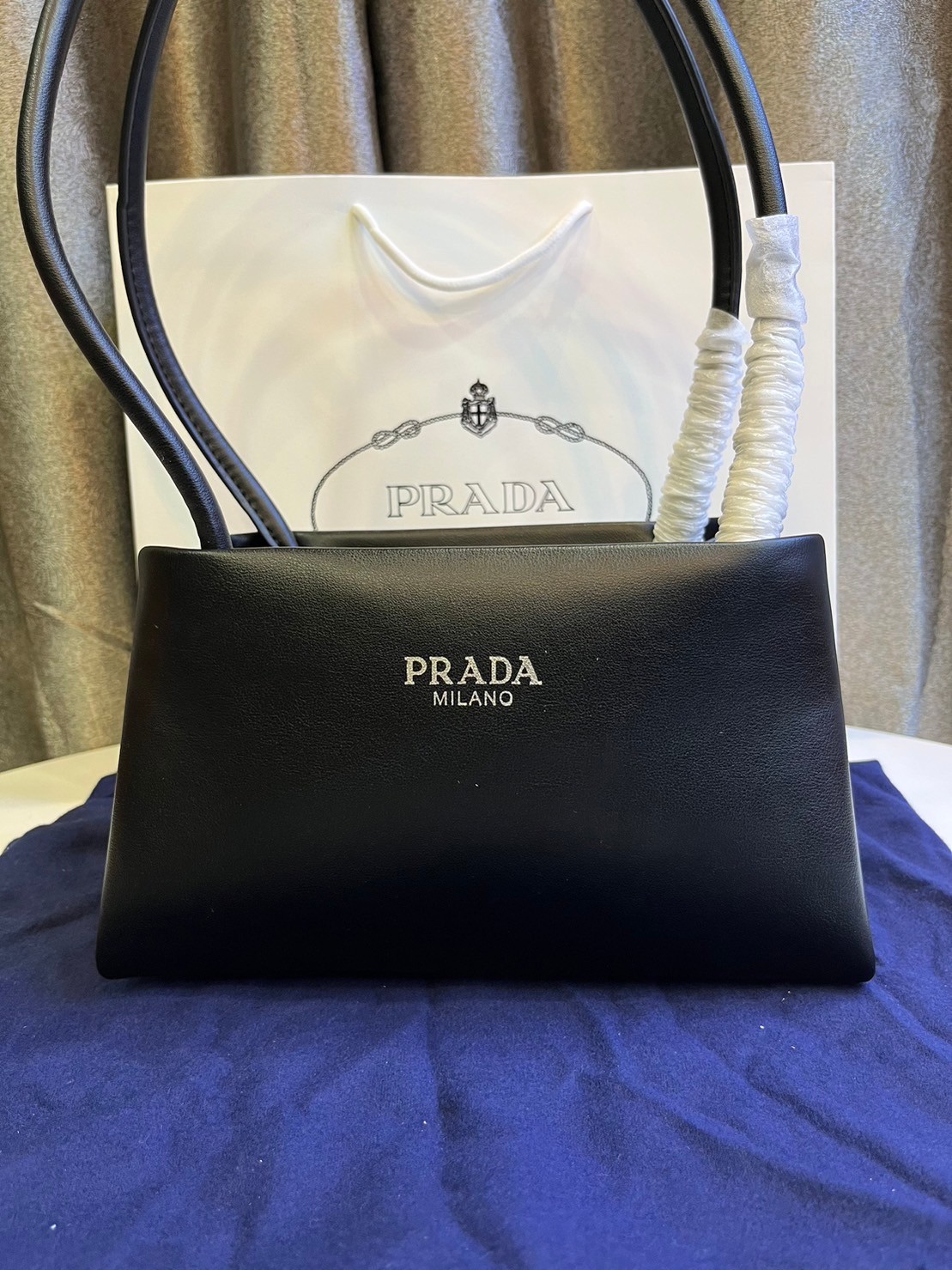Prada Leather mini-bag / Prada small logo-embossed shoulder bag / PRADA LEATHER HANDBAG พร้อมส่งที่ไทย กระเป๋าถือหูจับในตัวรูปทรงคลาสสิค หนังเรียบสวยหรู ผิวสัมผัสดีงาม **สินค้าเกรดออริจินอล 1:1 สลับแท้