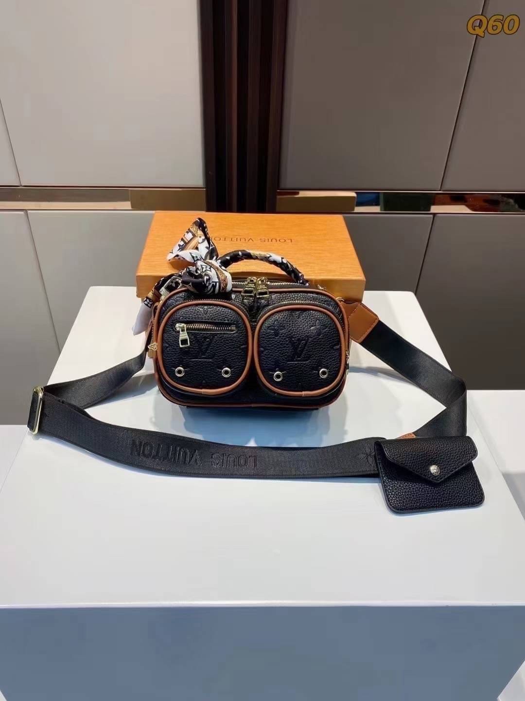 LV UTILITY CROSSBODY Monogram coated canvas ภาพถ่ายจากงานขายจริง ใช้งานต่างประเทศได้