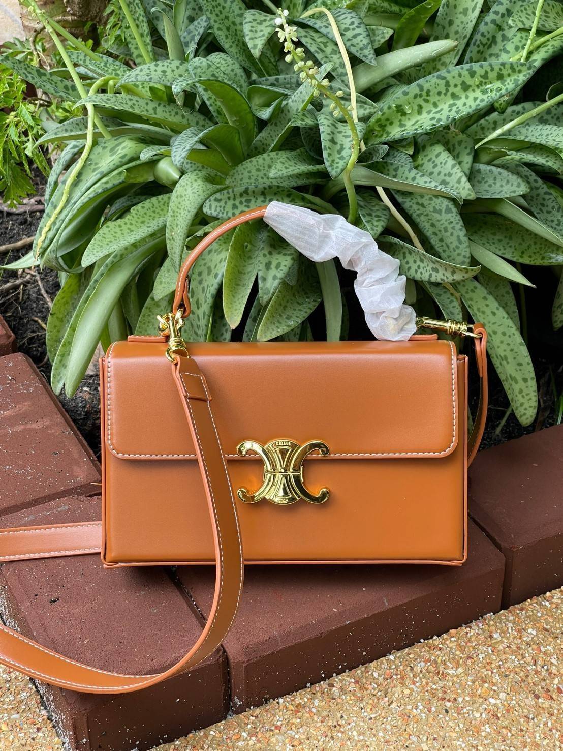 Celine Triomphe shoulder handbag Bag / Celine box triomphe in Natural Calfskin Tan กระเป๋าสะพายเรียบหรูและดูทันสมัยใบนี้ออกมา ให้คุณเลือกสะพายในชีวิตประจำวันเข้ากับการแต่งตัวสบาย ๆ หรือถอดสายถืงออกงานปาร์ตี้สังสรรค์ ก็ช่วยให้คุณดูโดดเด่นได้เช่นกัน นอกจากน
