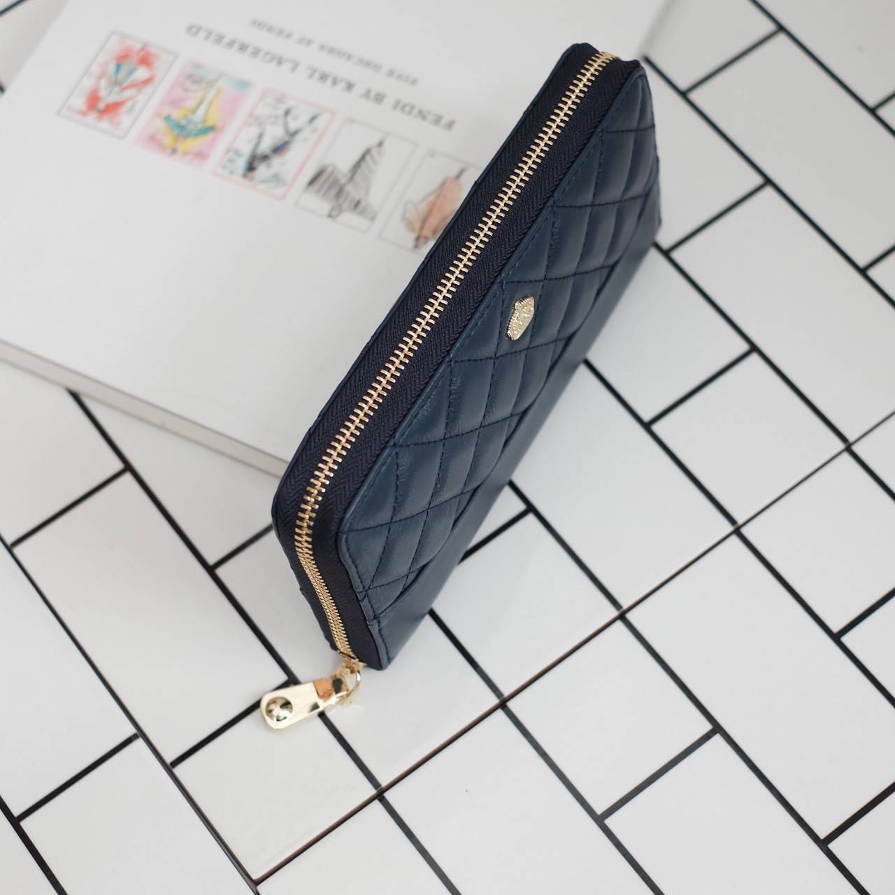 กระเป๋าสตางค์ Size ยาว ซิปรอบ สวยรับเงินมากใบนี้ คอนเฟิร์ม 💵💵 ใครกำลังหากระเป๋า size ห้ามพลาดนะคะ หนังสวยจริงๆ หนังวัวแท้ ตีตาราง นิ่ม ฟู ใช้หนังเกรดดีที่สุด สวยมาก KEEP • Super Rich ( Long )• กระเป๋า สตางค์ขนาดยาว ซิปรอบ ภายใน จุของคุ้ม ใ