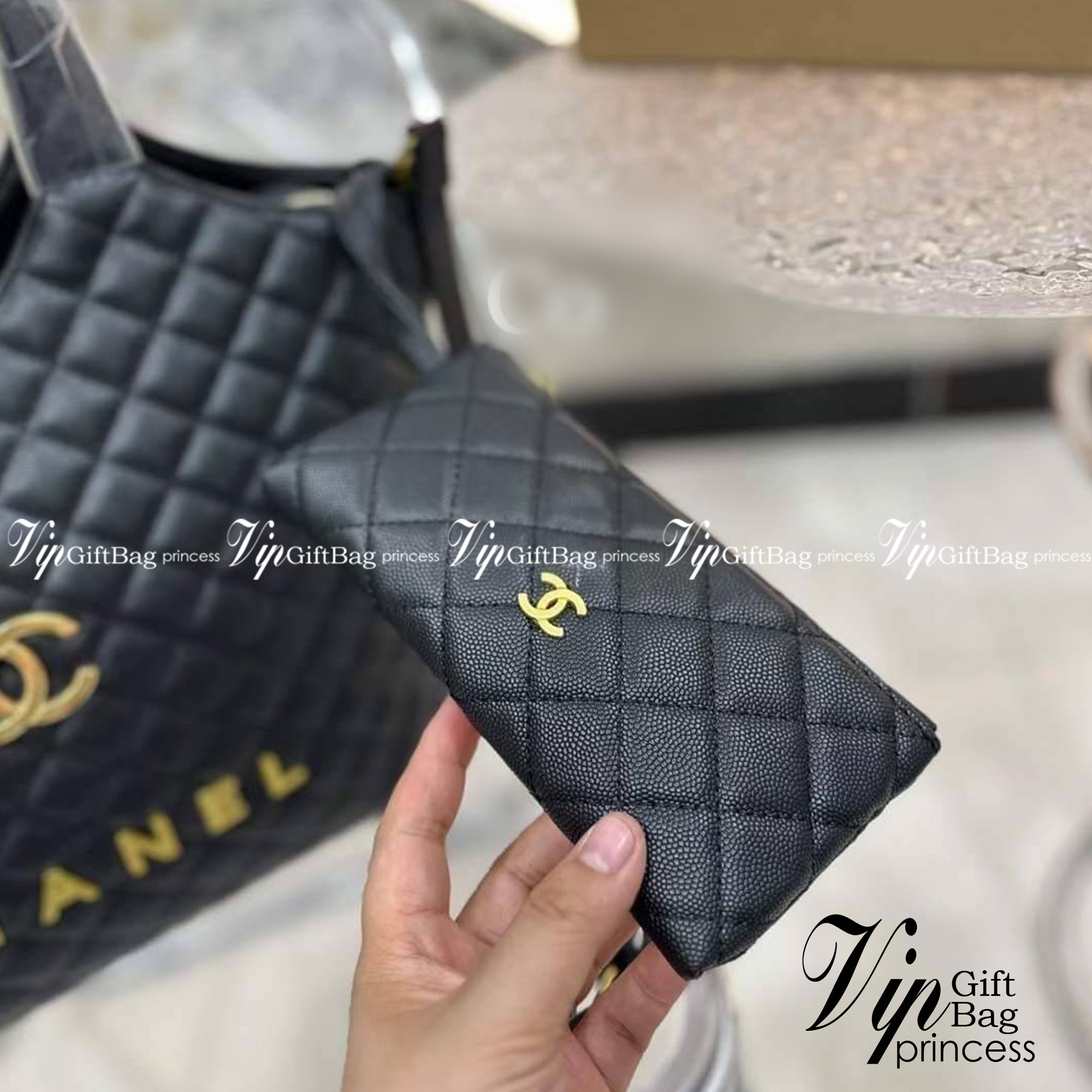 CHANEL Tote Bag / Chanel Shopping Bag 14" / Icare Tote Bag กระเป๋าสะพายไหล่สายในตัว พร้อมสายสะพายยาวปรับระดับได้ เป็น crossbody ได้ จุของได้เยอะมากก งานหนังคาเวียร์เงาสวยเต็มใบ แถมใบเล็ก ใส่ของจุกจิกได้เข้าเซท ด้านหน้าติดโลโก้อะไหล่ทอง สวยหรู ดูแพง ใ