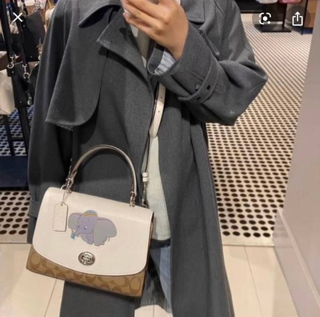 Coach Disney X Tilly Top Handle In Signature with Dalmatian Blossom/Light Khaki Multi Coated Canvas Satchel กระเป๋าถือและสะพายข้างรุ่นลิมิเตด คอลเลคชั่น Disney น่ารักมากค่ะ ใส่กระเป๋าสตางค์ใบยาวได้