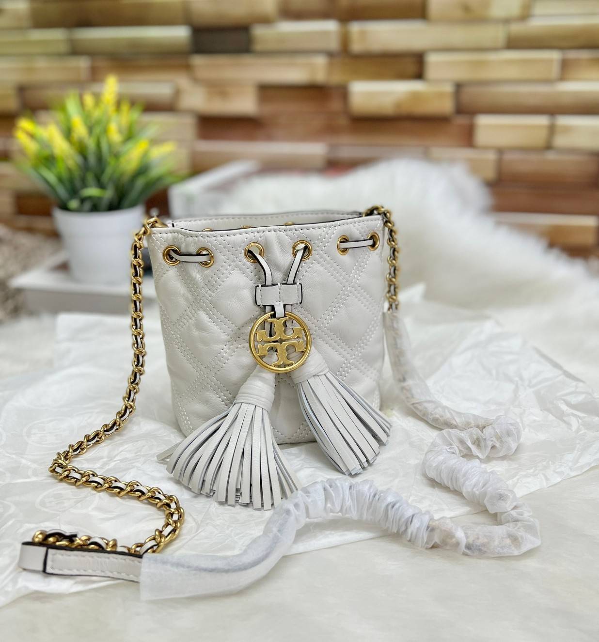 สีออกใหม่ ซึ่งหาได้ยากมากค่ะ 🤩 TORY BURCH FLEMING QUILTED BUCKET BAG ((56868)) พร้อมส่ง สวยท้าให้ลอง! จำนวนจำกัด สินค้าต้องมี กระเป๋าทรงBucket หนังแกะแท้((หนังจะมีความนิ่ม ทนทานและแพงกว่าหนังวัวมาก)) เดินด้ายลายนวมสวยมากๆค่ะ