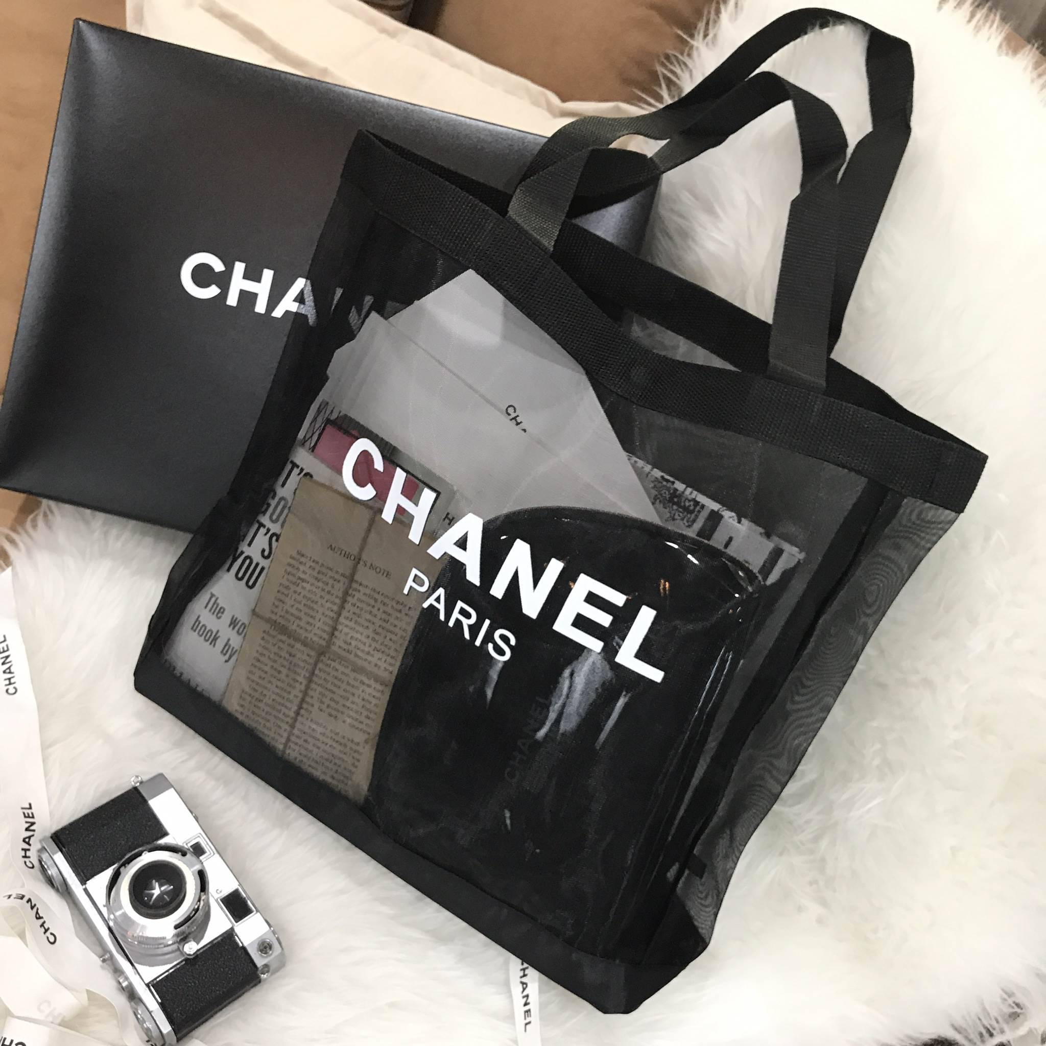 สาวๆ style minimal ห้ามพลาด! Chanel Black Mesh Tote Bag กระเป๋าแบรนด์ชาแนล ของแท้ (ไม่ใช่งานเลียนแบบ) ทำจาก 100% Polyester Mesh ใบขนาดพอดี รุ่นนี้ตัวสายทำจากผ้า ด้านหน้าสกรีนชื่อแบรนด์ น้ำหนักเบา สะพายไหล่ได้ ดีไซน์เก๋ ใส่หนังสือ ใส่แฟ้มเอกสาร ipad ได้สบา