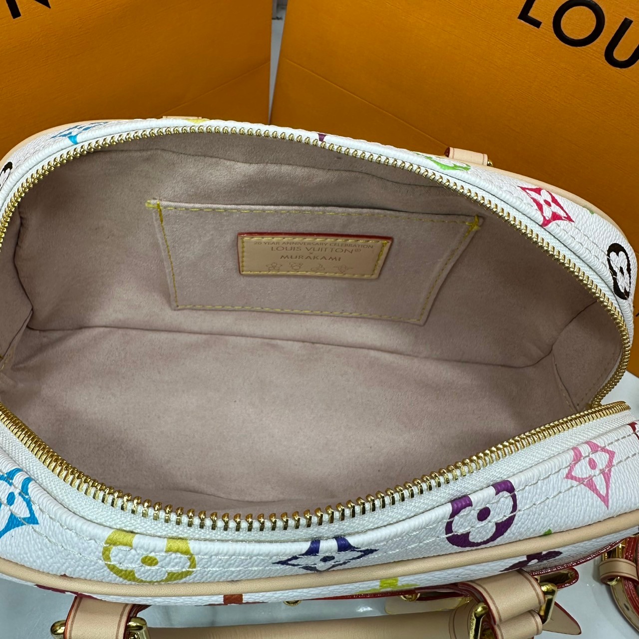 ORI | LV x TM Handbag East West Murakami ใหม่ล่าสุด กระเป๋าสะพายทรงสวย ดีไซน์ใหม่ หรู ดูผู้ดี แต่งแต้มดีเทลเปี่ยมชีวิตชีวาจากคอลเลคชั่น LV x Murakami คอมพลีตลุคด้วยที่ห้อยกุญแจรูปโบว์สุดเอ็กซ์คลูซีฟ