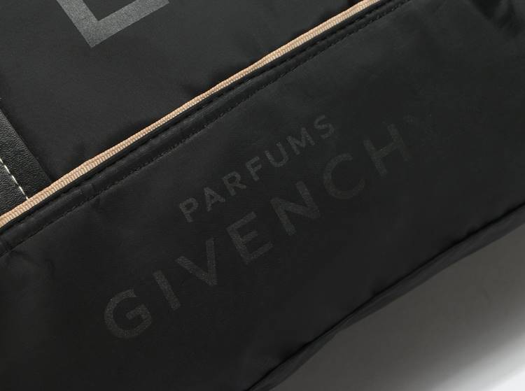 GIVENCHY PARFUME NYLON BAG ของแท้ จากเคาเตอร์แบรนด์น้ำหอม GIVENCHY ค้า ใบใหญ่จุใจ สะพายไหล่ วัสดุ ผ้าร่มหนานุ่ม กันน้ำออกแบบเก๋ๆ ด้วย สายหนังยาว สะพายไหล่ มีช่องใส่ของด้านหน้า ด้านใน บุด้วยผ้าปั้มโลโก้แบรนด์ มีช่องซิป 1 ช่อง ใส่มือถืออีก 1 ช่อง เปิด-ปิดด้