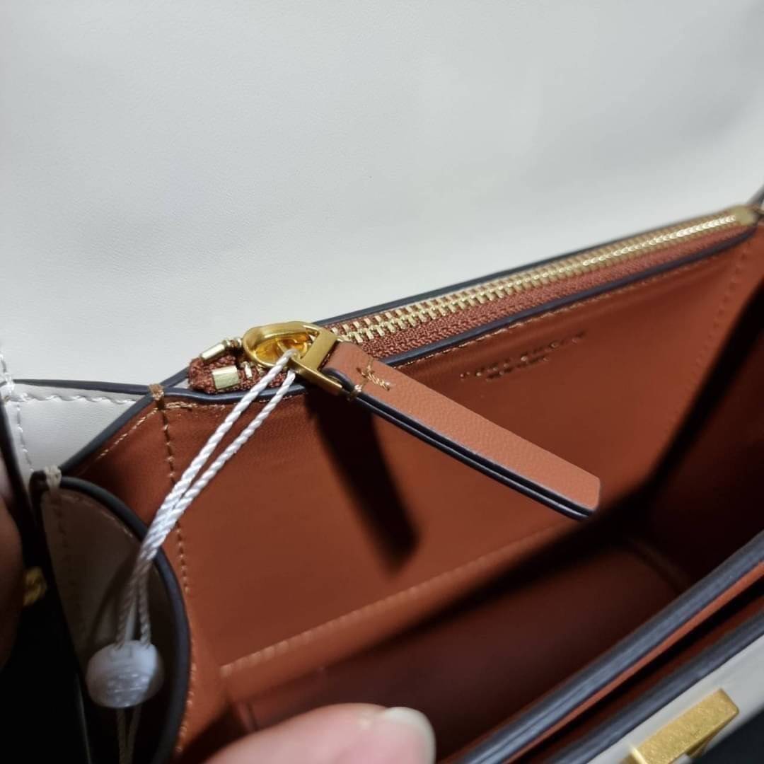 TORY BURCH ELEANOR SMALL CONVERTIBLE SHOULDER BAG ฮอตไอเท็ม รุ่นนี้ขายดีขายหมด สวยหรู คุณหนู ผู้ดี!! หายากมากแล้วน้า กระเป๋าสะพายข้าง ดีไซน์อยู่ทรง ขนาดกำลังสะดวกใช้สำหรับสาว วัสดุหนังแท้เต็มใบ สีทูโทน เปิด-ปิดด้วยแถบแม่เหล็ก ภายในแบ่งสัดส่วนได้เป็นอย่างด