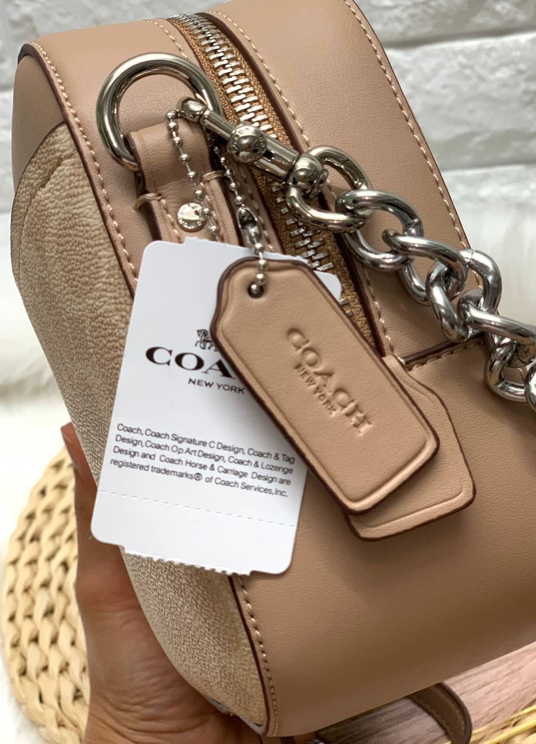 สินค้าขายดี พร้อมสีใหม่ 3สี ในไทยยังไม่มีค่ะ !! COACH SIGNATURE CROSSBODY BOX BAG ((F31208)) กระเป๋าสะพายวัสดุหนังแท้ จาก coach factory outlet หนังนิ่ม ทรงสวย ตัวกระเป๋าลายแบรนด์ ตัดขอบหนังเรียบได้สวยงามค่ะ ด้านหน้า-หลัง มีช่องสำหรับใส่ของ เปิดปิดกระเป๋าแ