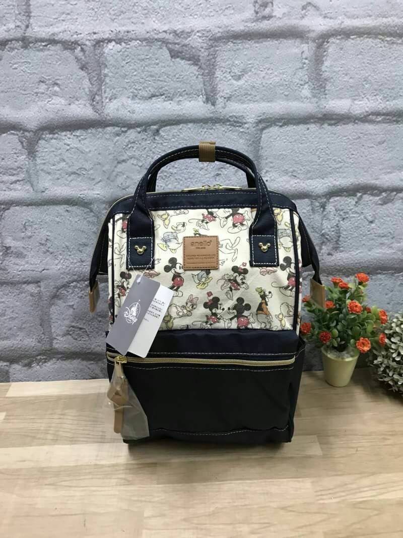 Anello x Walt Disney Mickey & Friends Limited Edition Japan Backpack เป็นการร่วมงานของ anello และวอล์ทดิสนีย์ ที่มาวาดลวดลายลงบนกระเป๋าเป็นตัวละครดิสนีย์ที่มีสีสันน่ารักสดใส วัสดุ canvas คงแบบฉบับที่ปากกระเป๋ามีโครง อีกหนึ่งคอลเลคชั่นที่ควรต้องมีไว้ครอบคร