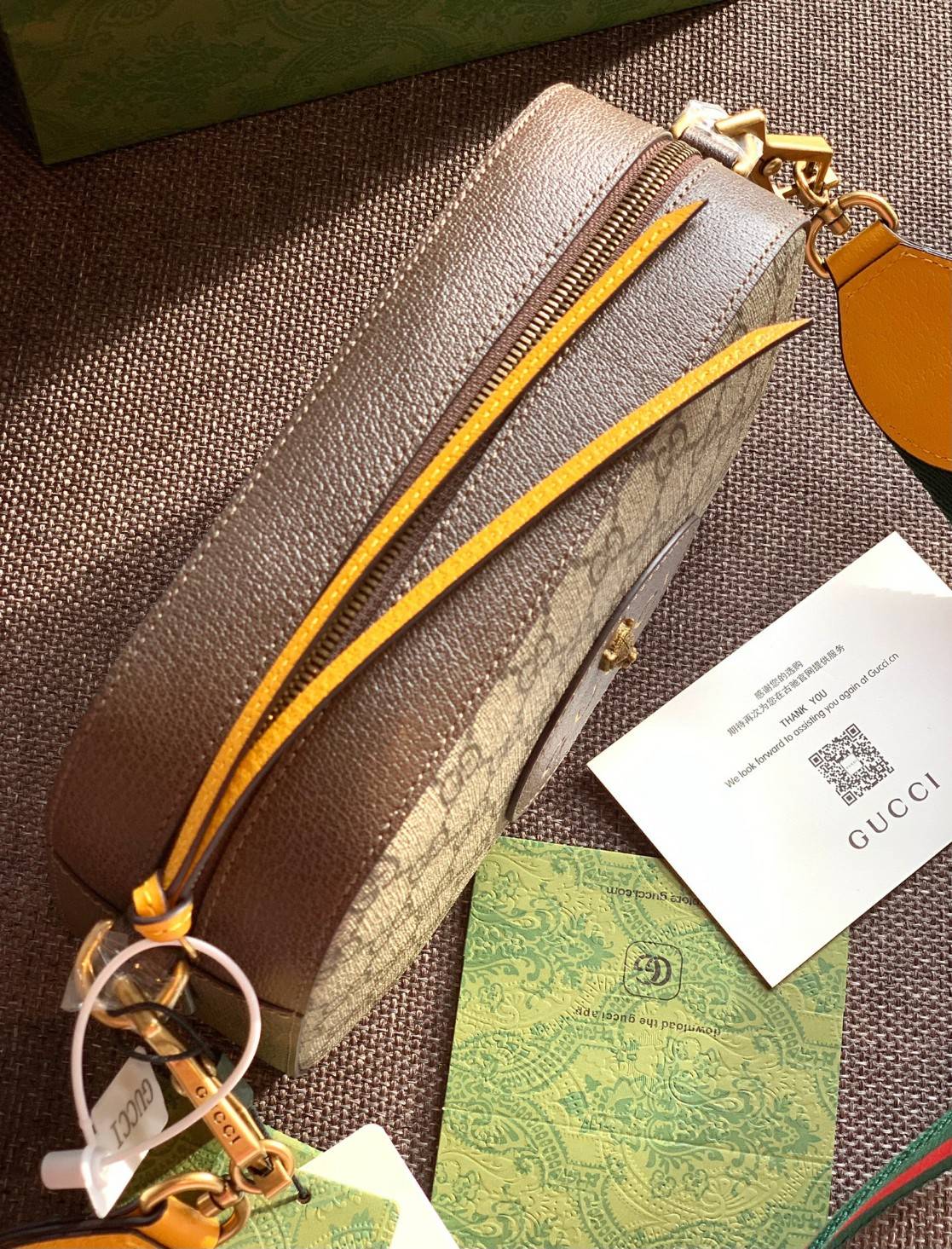 ORI หนังแท้ GUCCI GG SUPREME MESSENGER BAG กระเป๋ารุ่น Unisex ใช้ได้ทั้งหญิงชาย อีกหนึ่งไอเทมที่ต้องมีติดตัวสักใบค่ะ กระเป๋าสะพายข้างหรือครอสบอดี้ร์ งานหนังแกะแท้คุณภาพเกินราคา