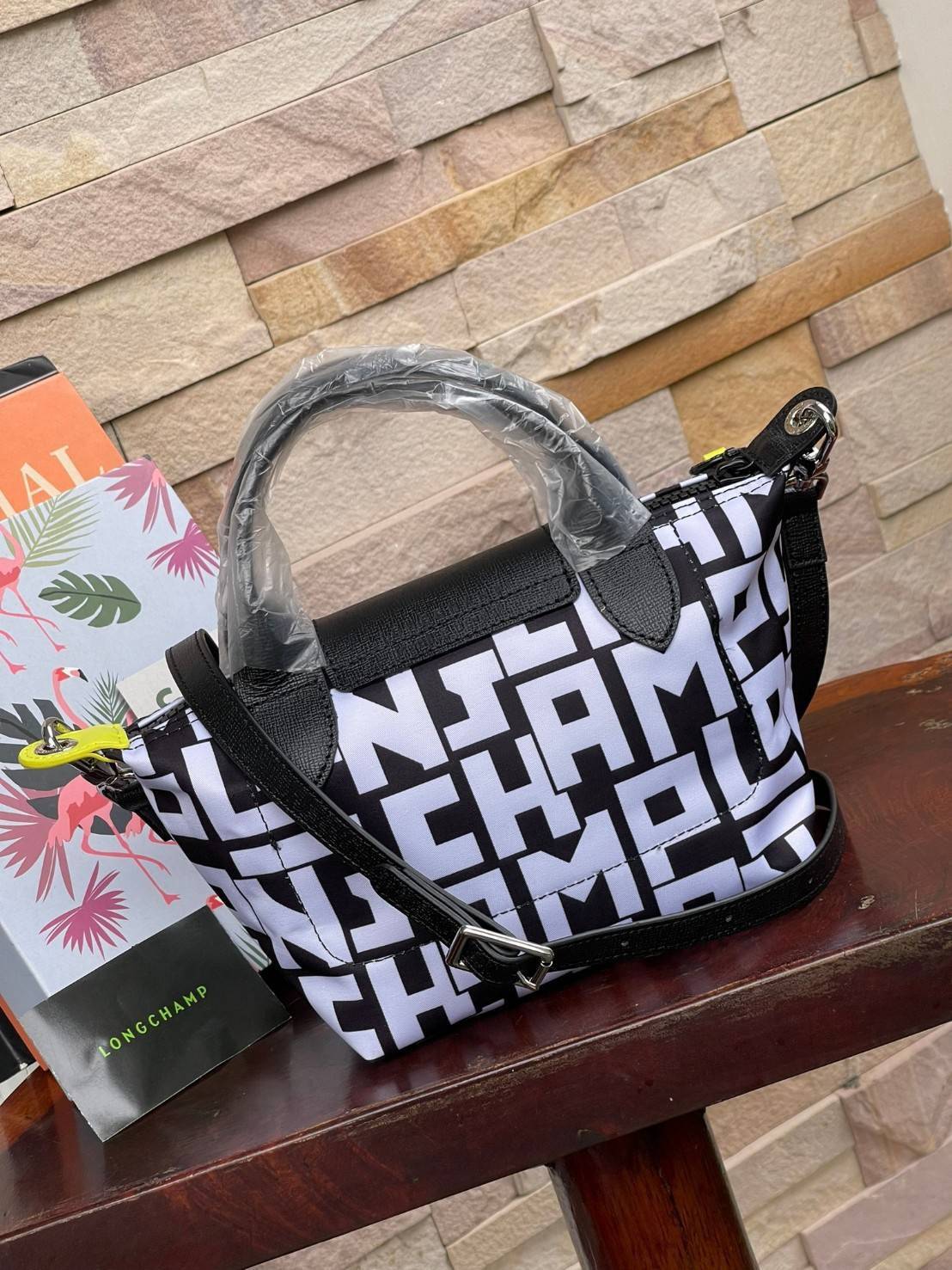 LONGCHAMP LE PLIAGE COLLECTION TOP HANDLE BAG XS พบกับคอลเลคชั่นใหม่ล่าสุด มีดีไซน์ที่เรียบหรูและคลาสสิก แฝงด้วยลูกเล่นแบบเฟมินีน แถมยังมีน้ำหนักเบาอย่างไม่น่าเชื่อ มาพร้อมกับหูจับกระเป๋าคู่และฝาปิดแบบกระดุม กระเป๋าถือใบนี้สามารถใช้ถือแบบทั่วไป มีสายสะพาย