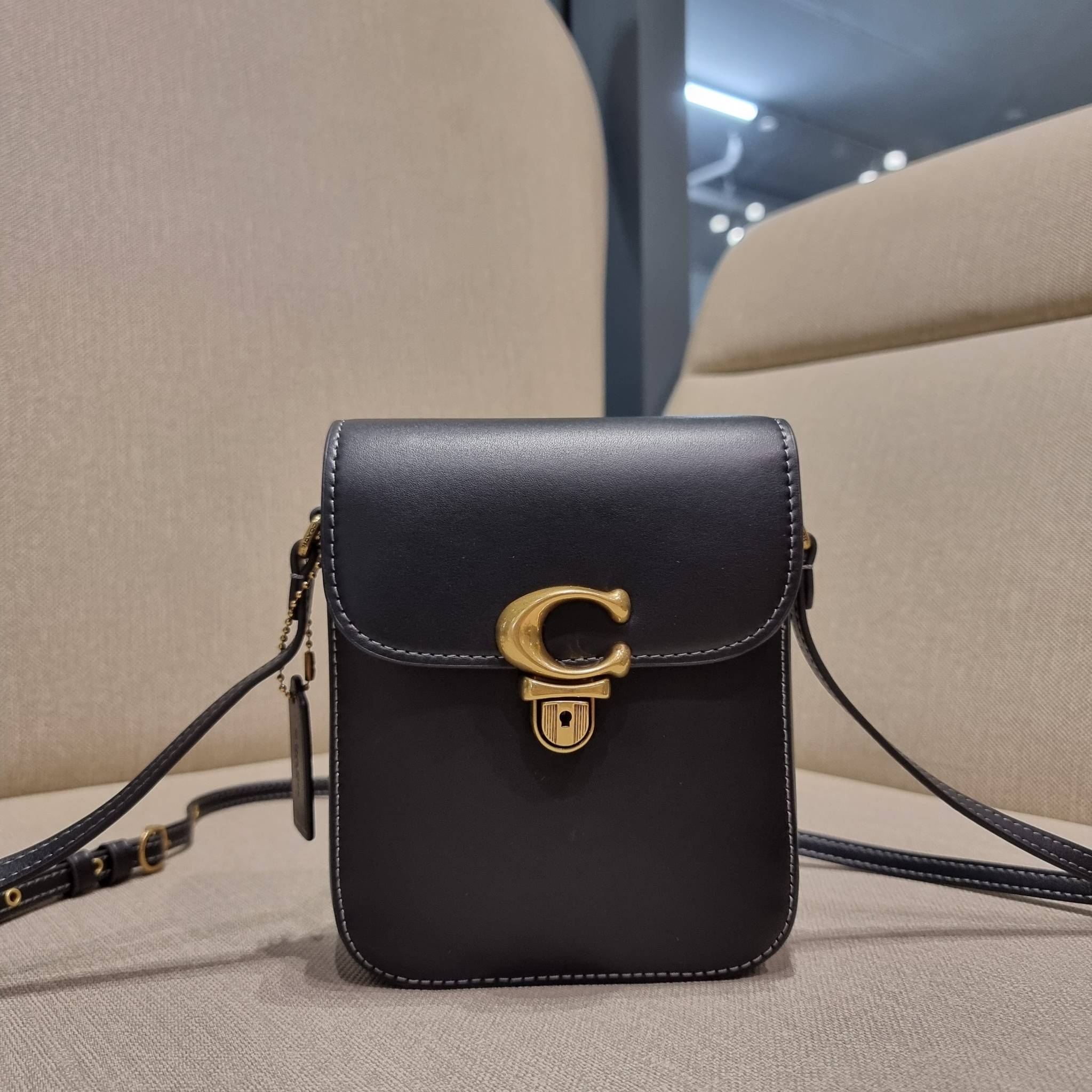 COACH CA057 TALL STUDIO CROSSBODY กระเป๋าสะพายข้างไซส์มินิ ดีไซน์ลูกคุณหนู น่ารักที่สุด!! น่าใช้ไม่อยากวาง!! ดีไซน์รูปทรงกำลังสวย ใช้งานสะดวกด้วยตัวกดเลื่อนล็อค วัสดุหนังแท้ สวยคม มาพร้อมสายสะพายข้างในตัว ใส่ของสำคัญแบบพกพาสะดวก ดีต่อใจจริงๆใบนี้ แนะนำไม่