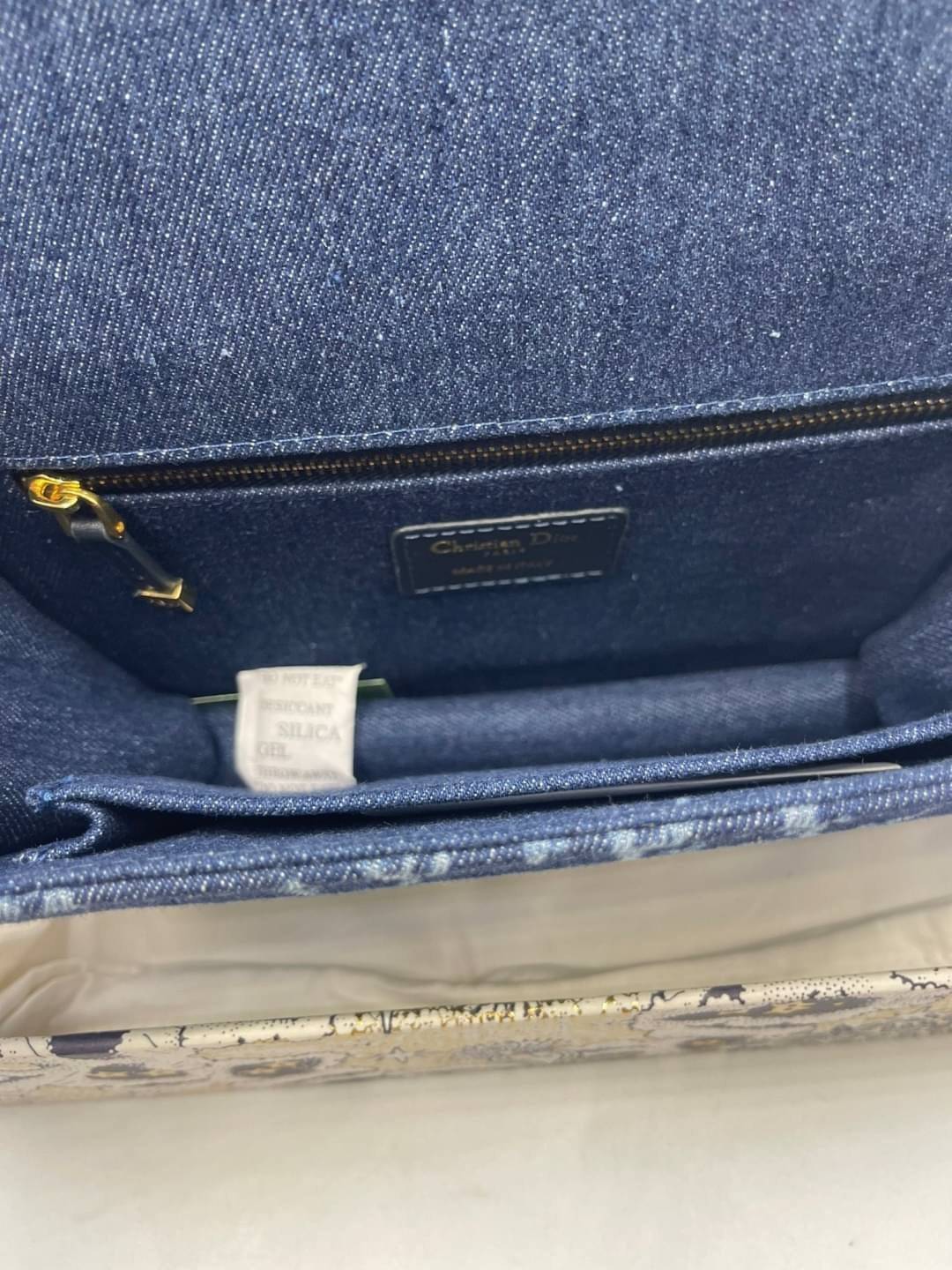 หนังแท้ DIOR Montaigne Denim Bag Blue Dior Jacquard กระเป๋าสะพายทรงกล่องเปิดหน้า งานหนังแท้และเดนิมแจ็กการ์ดอย่างดี แต่งอะไหล่CD ด้านหน้า มาพร้อมสายสะพายสามารถปรับระดับได้ ทรงสี่เหลี่ยมหนังเรียบสวยหรูอยู่ทรง ภายในโล่งมีโลโก้สามารถใส่มือถือของใช้จุกจิกได้ 