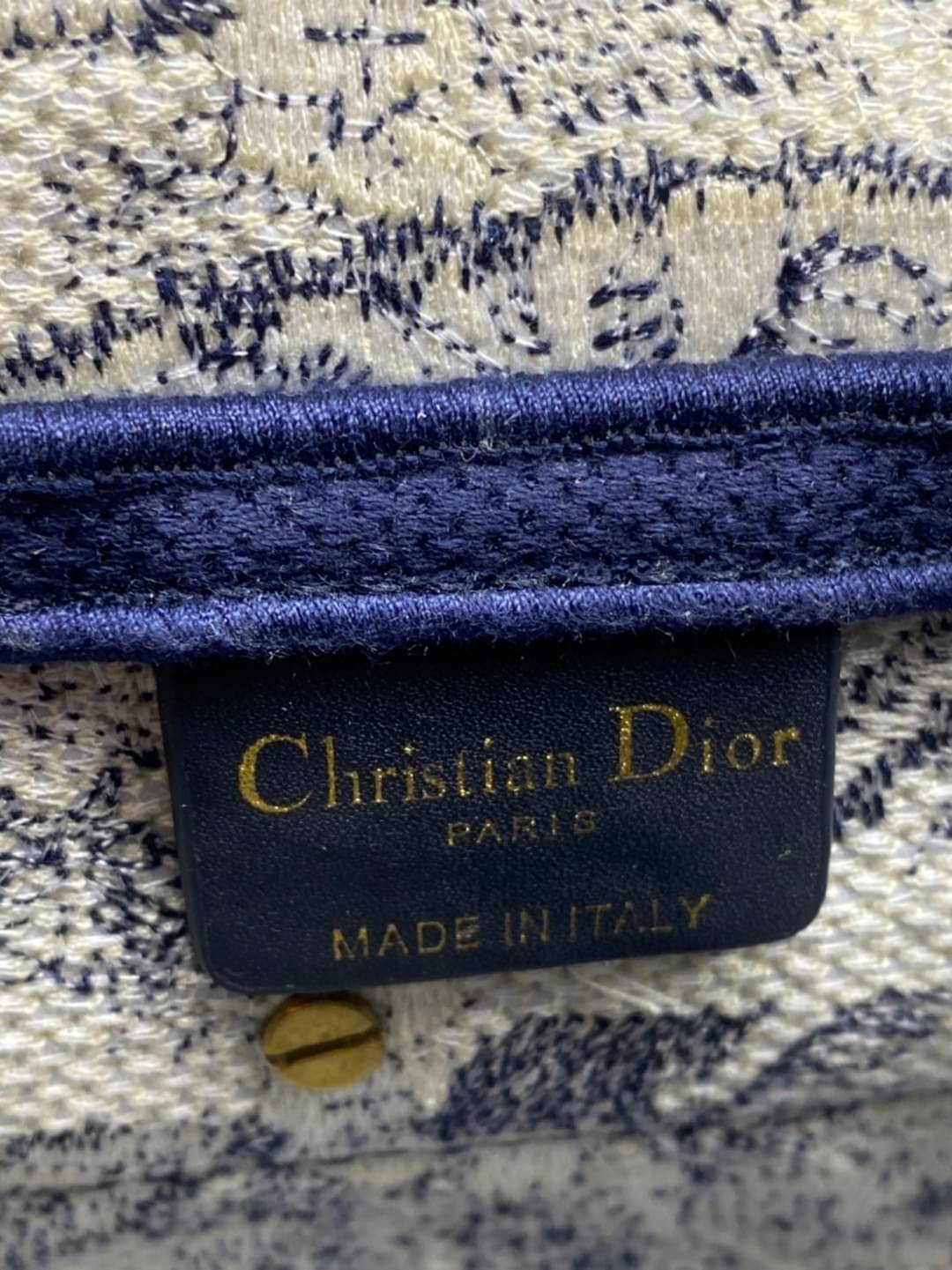 หนังแท้ DIOR SADDLE BAG Toile de Jouy Embroidery กระเป๋ารุ่นยอดนิยมตามแบบฉบับแบรนด์ พร้อมส่งที่ไทย เกรดออริจินอลหนังแท้ ภาพสินค้าถ่ายจากงานขายจริง ใช้งานต่างประเทศได้ค่ะ