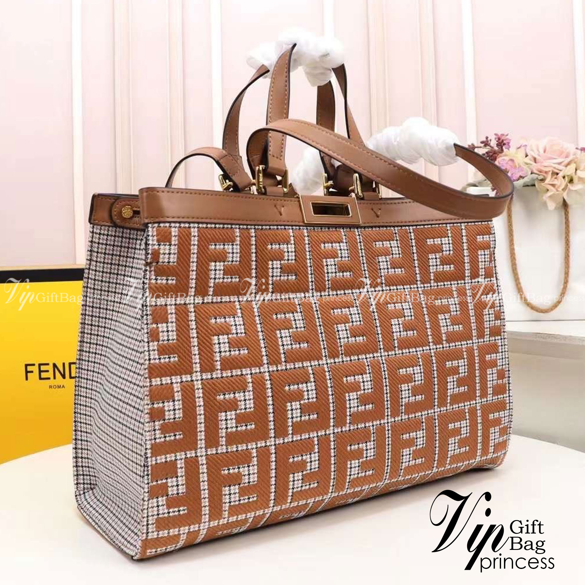 FENDI PEEKABOO X-TOTE BAG 40cm เกรดเทพออริจินอล FENDI MONOGRAM SHOPPING BAG สวยมงลงมากค่ะ กระเป๋าสะพายข้างได้ ถือได้ ใบใหญ่ลายโมโนแกรม FF สวยมากทรงนี้ใช้เป็น everyday bag ได้ จุใจใส่ของได้เยอะ ตัวกระเป๋าผลิตจากผ้าทออย่างดี อยู่ทรงสวย ภายในโล่ง สวยหรู ดูดี