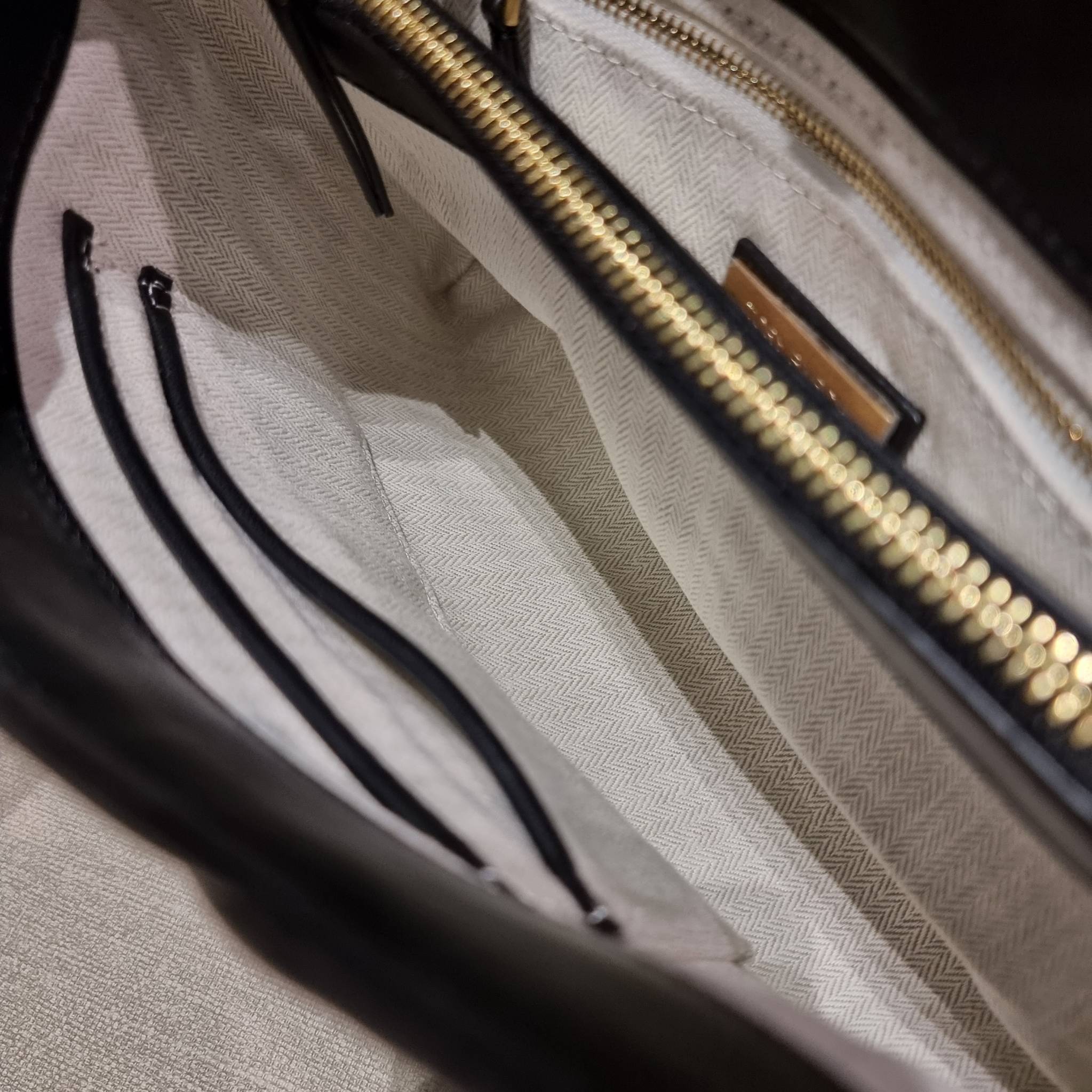 TORY BURCH KIRA CHEVRON CONVERTIBLE SHOULDER BAG กระเป๋าสะพายรุ่นยอดฮิต ไซส์ใหญ่จัดเต็มให้เน้นๆ ใช้ยังไงก็ดูหรู ดีไซน์เฉพาะตัว วัสดุหนังแกะ สัมผัสนิ่ม เปิด-ปิดด้วยกระดุมแม่เหล็ก ภายในเป็นช่องโล่ง แบ่งสัดส่วนไว้ดีมากๆ ใส่กระเป๋าสตางค์ มือถือ เครื่องสำอางค์