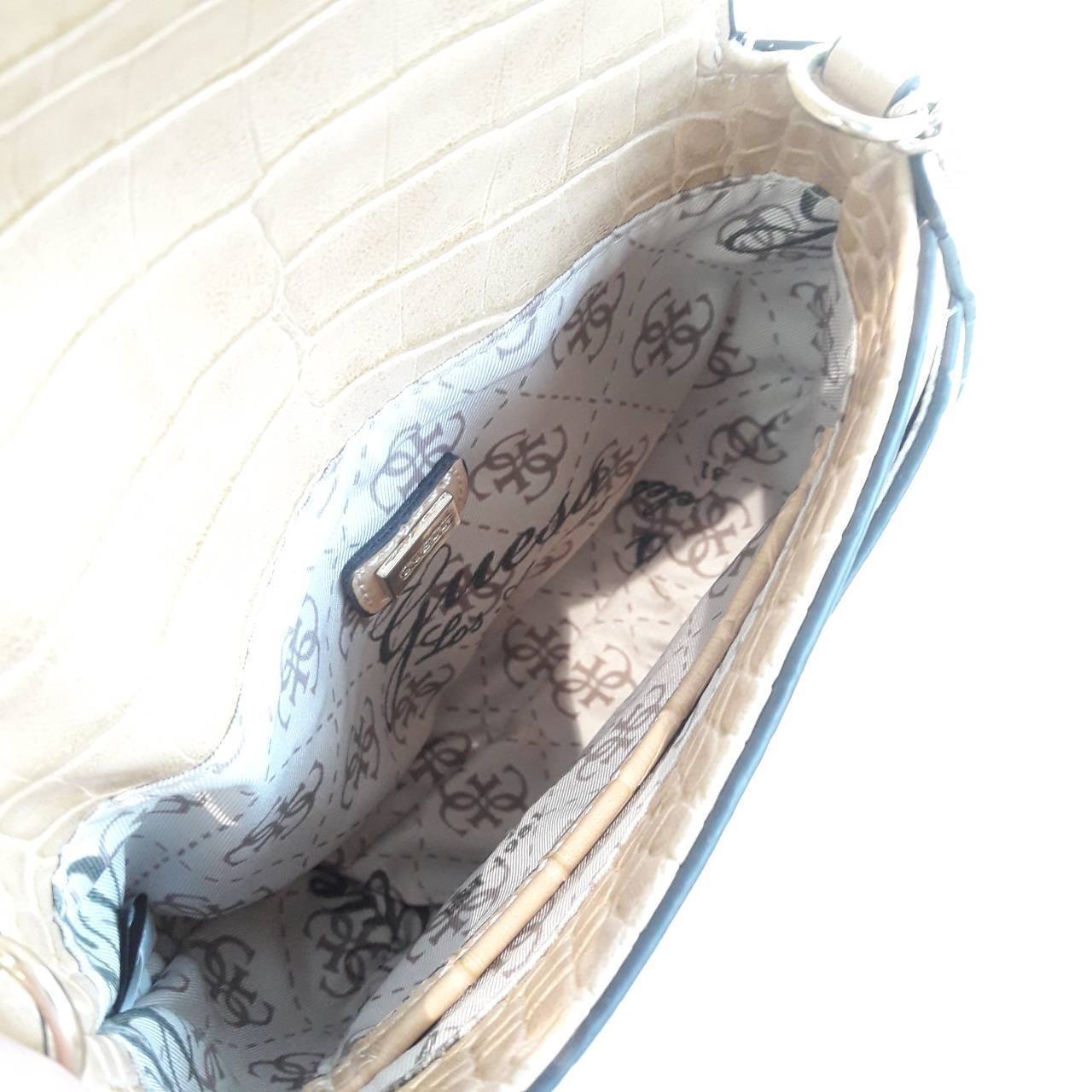 Guess croc crossbody bag กระเป๋าสะพานดีไซน์เก๋ ทรงน่ารัก ฝาพับโค้งดีไซน์สวย ด้านหนังปั๊มลาย croc ประดับ logo brand สีทอง เปิดปิดด้วยกระดุม มีช่องเล็กลับใส่บัตรได้ ช่องใหญ่บุผ้า ลายแบรนด์ มีช่องใส่ของแยก ใส่มือถือได้ทุกรุ่น มาพร้อม สายยาวโซ่ต่อหนัง ใบนี้เห