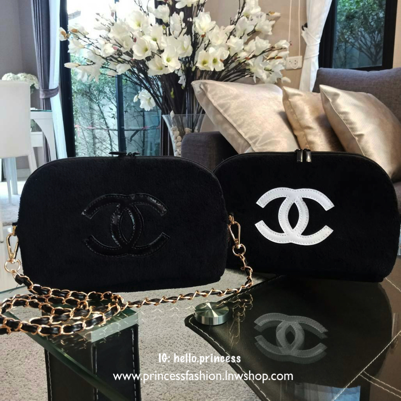 New Arrival!! อีกหนึ่งทรงขายดี กับรุ่นนี้คะ Chanel Precision wolf crossbody bag with chain กระเป๋าทรงโดมผ้าวูฟขนนุ่มเต็มใบ ด้านหน้าปักโลโก้CC หนังแก้วสวยหรู ด้านในเปิดปิดด้วยซิปบุผ้าสีแดงปั้มแบรนด์สวยหรู สายโซ่อะไหล่รมควัน ถอดถือเป็นคลัชต์ออกงานได้! 2IN1 