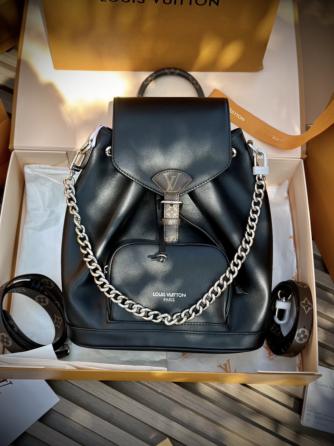 LV Montsouris Vibe PM Backpack bag กระเป๋าเป้รุ่นใหม่สุดหรู หนังแท้สวยเงางามเป็นเอกลักษณ์ 🤍 สินค้าเกรดออริจินอล ภาพถ่ายจากงานขายจริง ใช้งานต่างประเทศได้