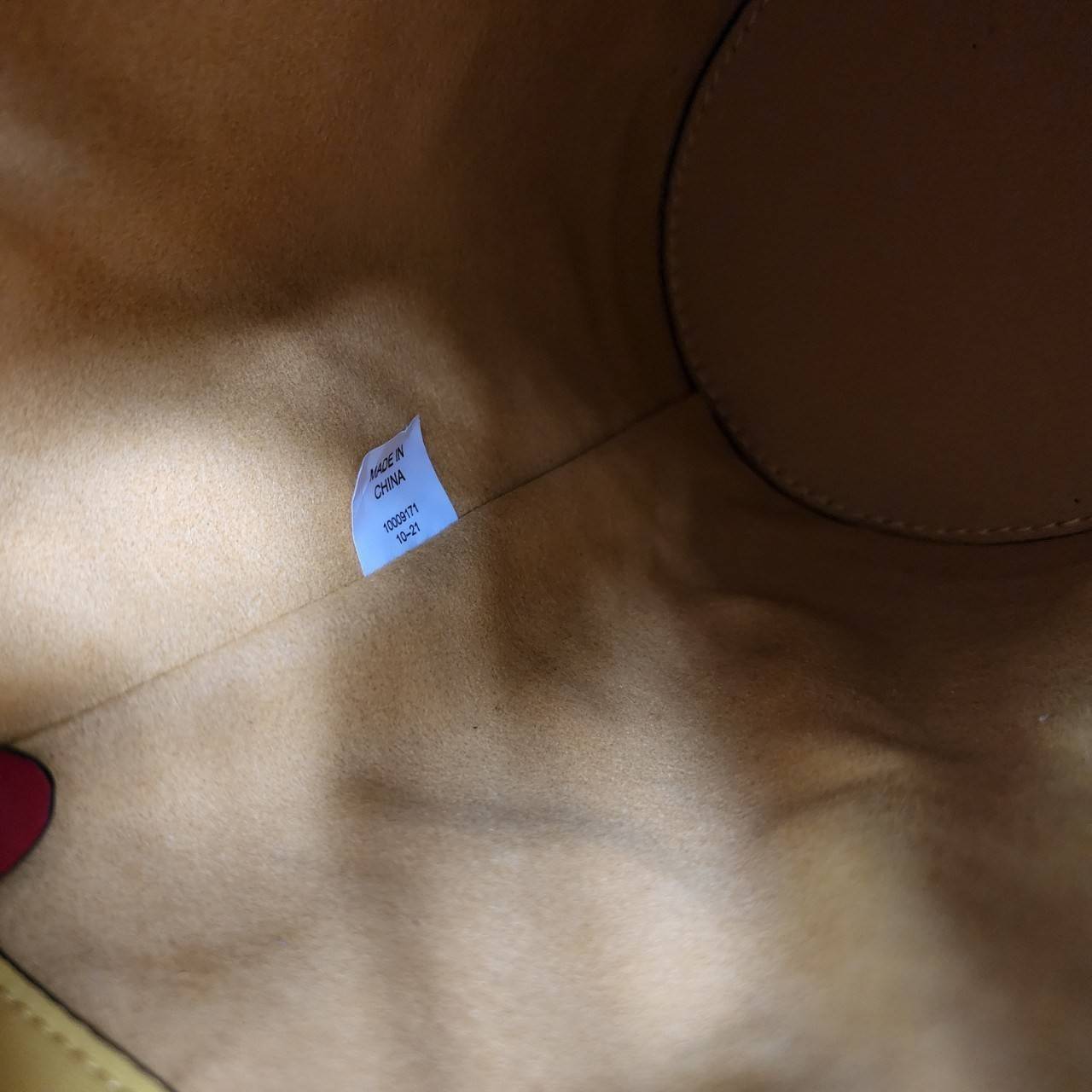 TORY BURCH T MONOGRAM COLORBlOCK JACQUARD MINI BUCKET BAG คอลเลคชั่นใหม่ล่าสุด ครอบครองก่อนใคร รุ่นบัคเก็ตทรงจีบ วัสดุ jacquard สลับหนังแท้ ตัดขอบข้างสีแดงทำให้ดูโดดเด่น หูจับหนังแท้ เปิด ปิด แบบหูรูด ภายในช่องโล่งกว้าง มาพร้อมสายสะพายข้างหนังแท้ ปรับระดั