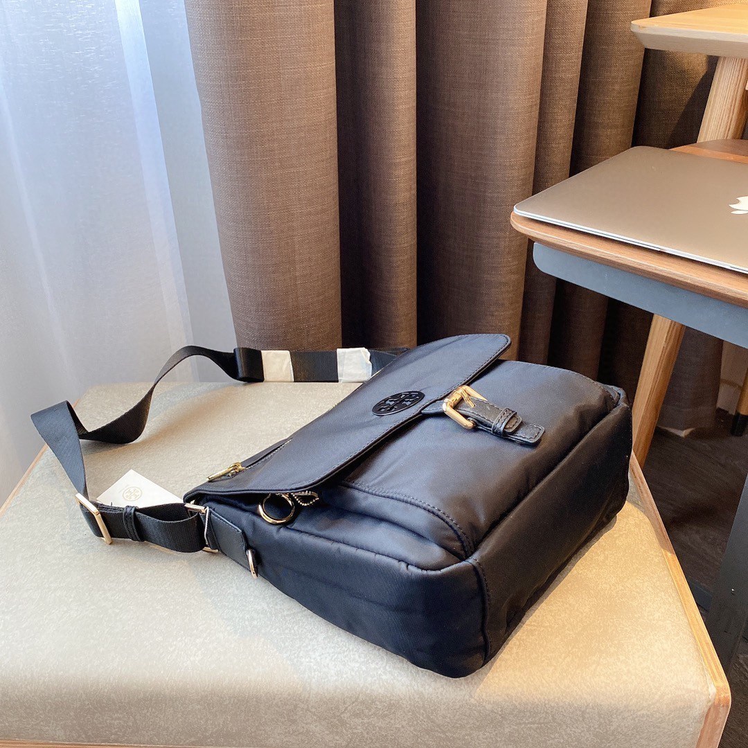 ของแท้ 💯% TORY BURCH NYLON CROSSBODY BAG กระเป๋าสะพาย แบบ CROSSBODY วัสดุ NYLON ทั้งใบตัดด้วยหนังลาย SAFFIANO เปิดปิดแบบฝาพับปลอดภัย มีข้องใส่ของใหญ่จุใจ