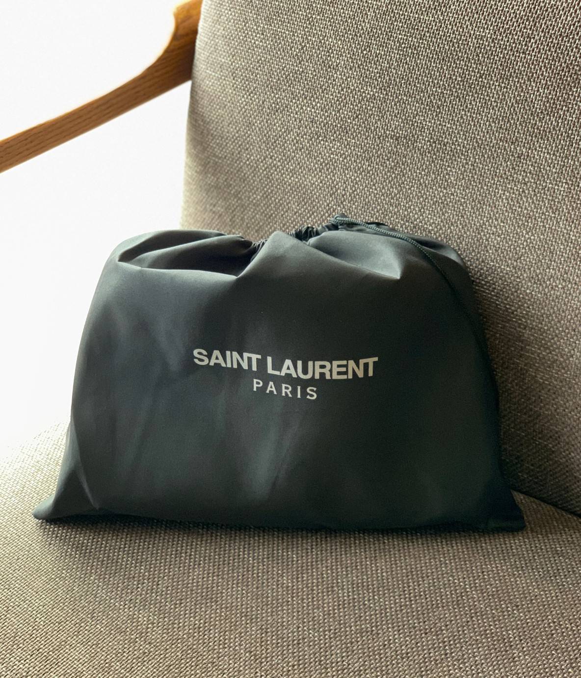 สวยสะกดทุกสายตา แรกเห็นก็หลงรักแล้วจ้าา VIP YSL Le 5 à 7 mini leather shoulder bag / YSL HOBO BAG กระเป๋าที่ดูหรู และคลาสสิคมากๆ ในตอนนี้ หนังแท้อย่างดี สัมผัสแล้วรู้สึกถึงความนิ่มของหนังเลยค่ะ