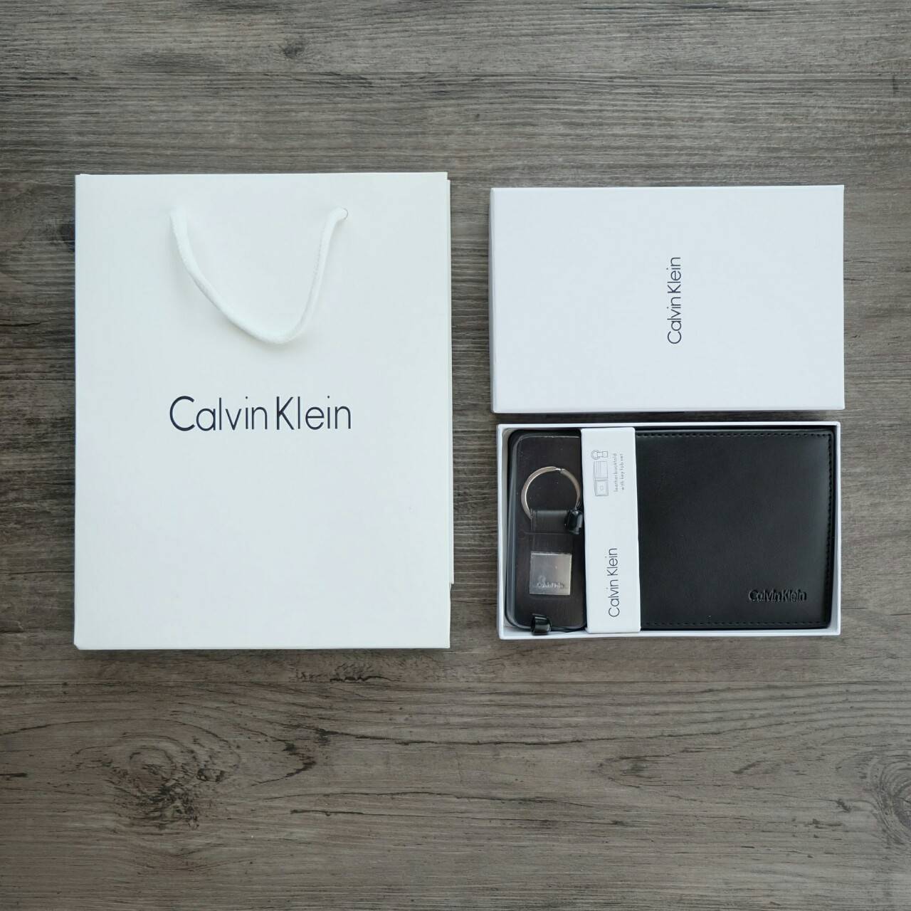 Calvin Klein Leather Bookfold with Key Fob Set กระเป๋าสตางค์ใบสั้น Set สุดคุ้มมอบให้เป็นของขวัญ หรือใช้เองก็แนะนำค่ะ