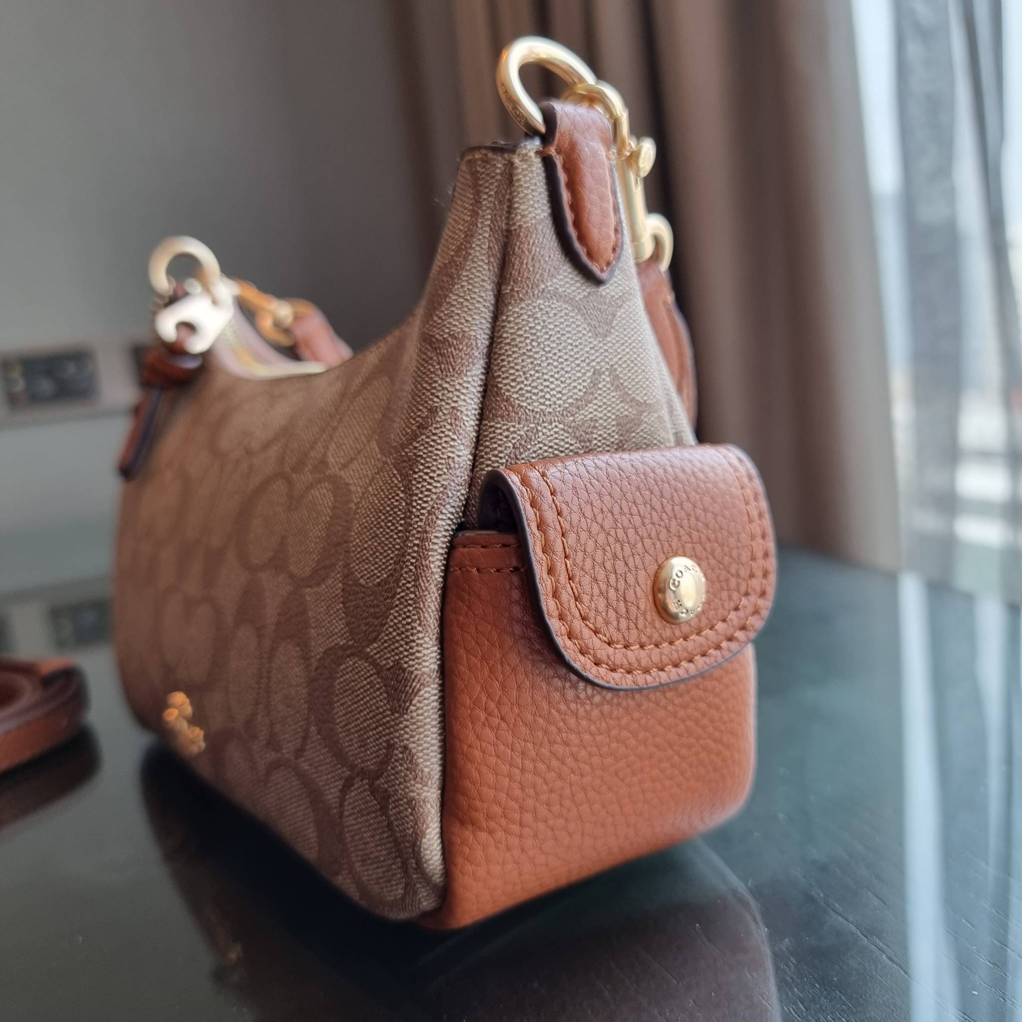 COACH C7223 PENNY SHOULDER BAG 25 IN SIGNATURE CANVAS คอลเลคชั่นเพนนีสุดคิ้วท์ ในรูปแบบของกระเป๋าสะพายไหล่กึ่งทรงพอช พร้อมเสิร์ฟความสวยถึงบ้านไปเลย!! ด้วยดีไซน์คลาสสิคย้อนยุค ที่แอบแฝงความเรียบหรู มาพร้อมสายสะพาย 2 เส้น เป็นสายคล้องมือและสายสะพายครอสบอดี้